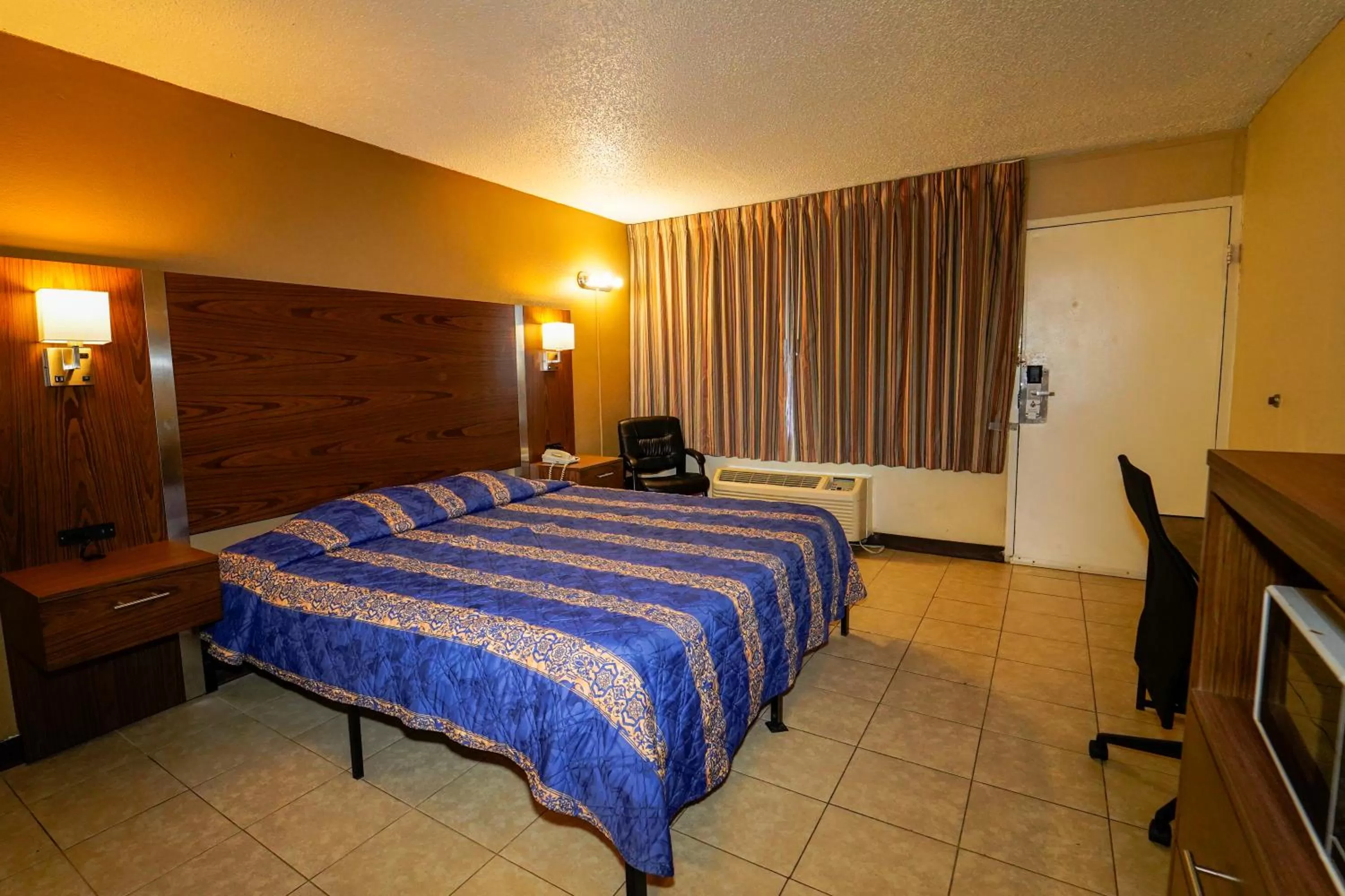 Deluxe King Room - single occupancy in Red Carpet Inn Kinston