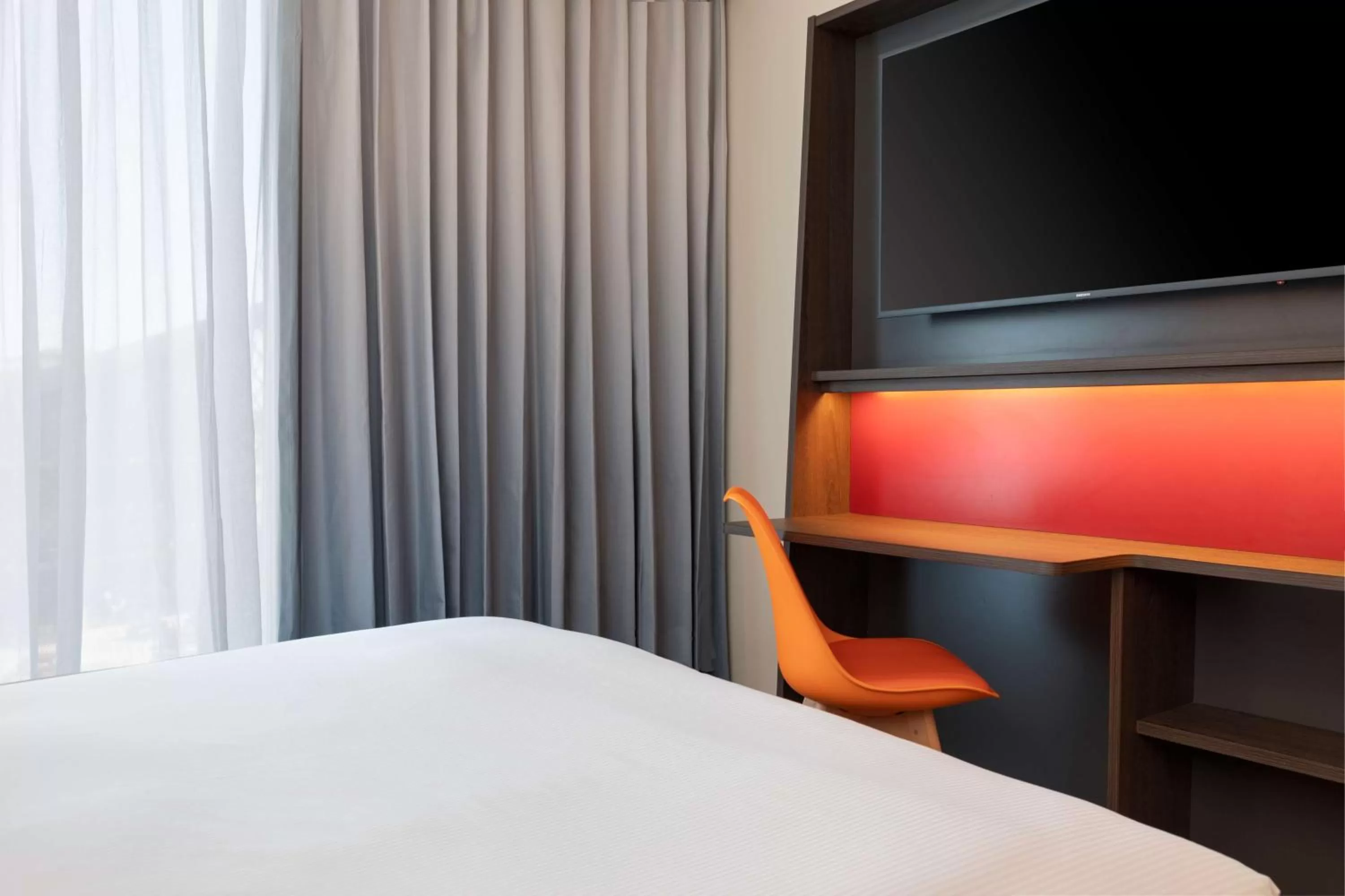 Queen Room with Sofa Bed in Hampton by Hilton Ashford International