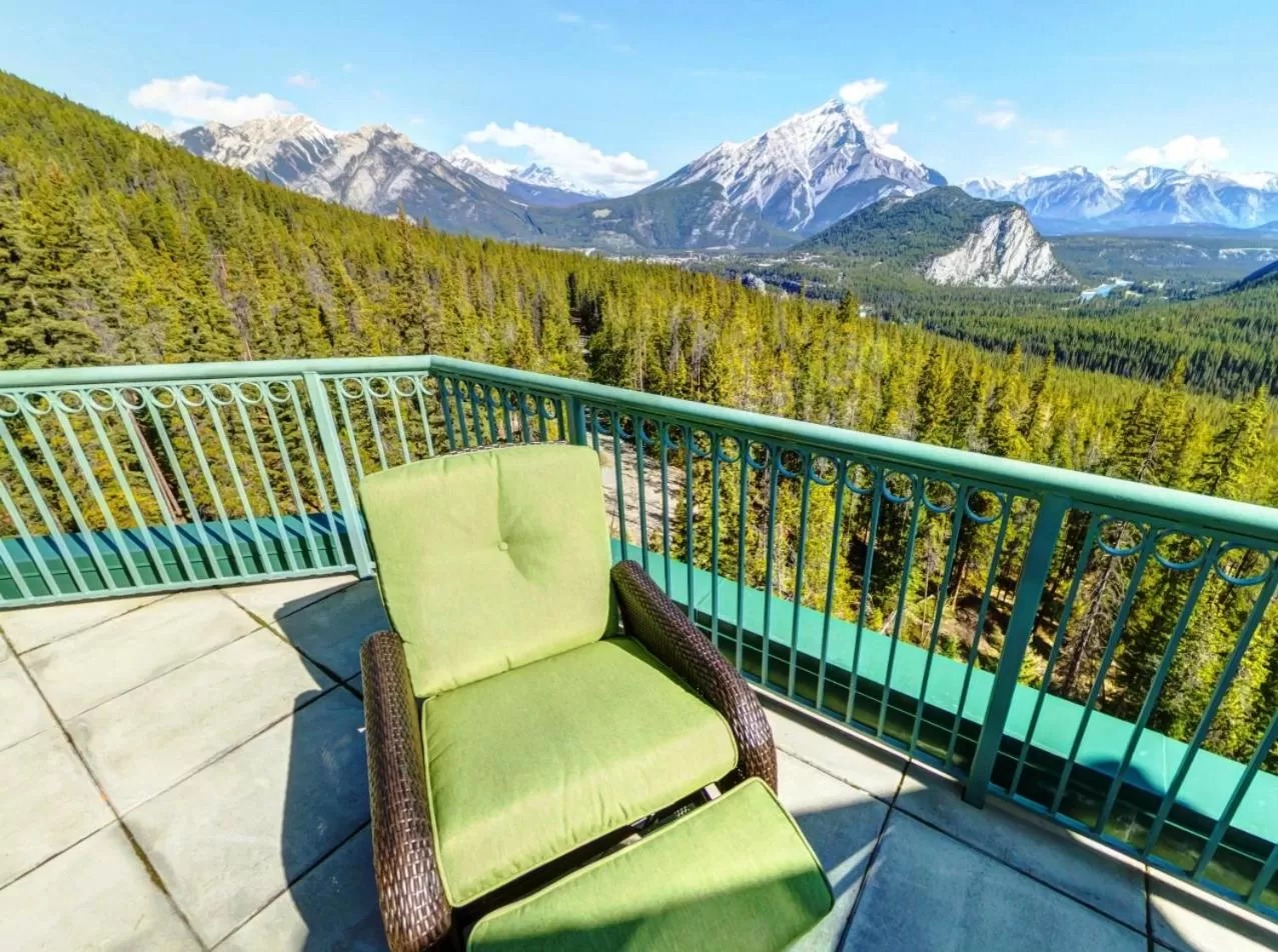 Signature Grandview with balcony - Valley View - Room 701/702 in Rimrock Banff, Emblems Collection