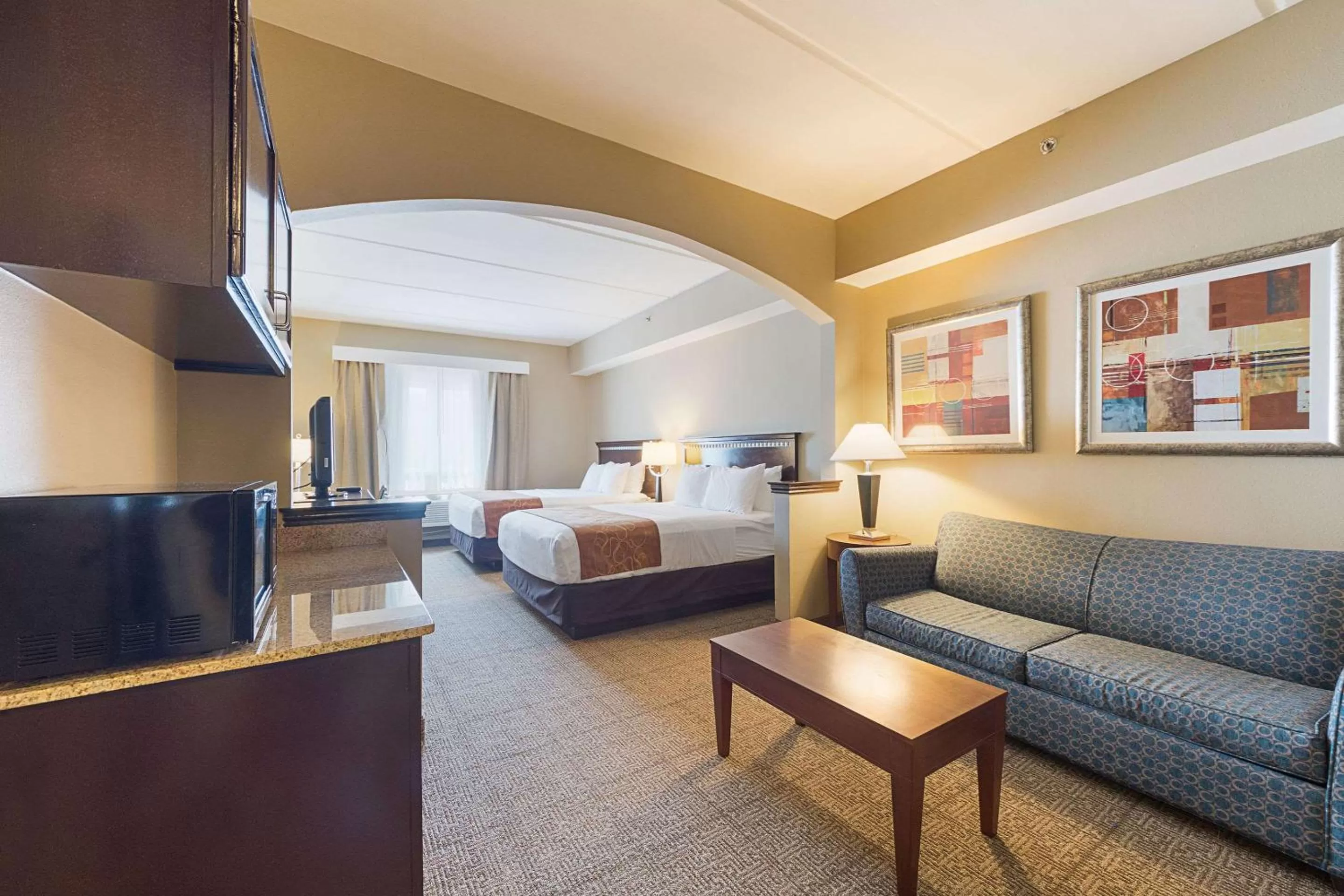 Queen Suite with Partial Ocean View - Non-Smoking in Comfort Suites Beachside