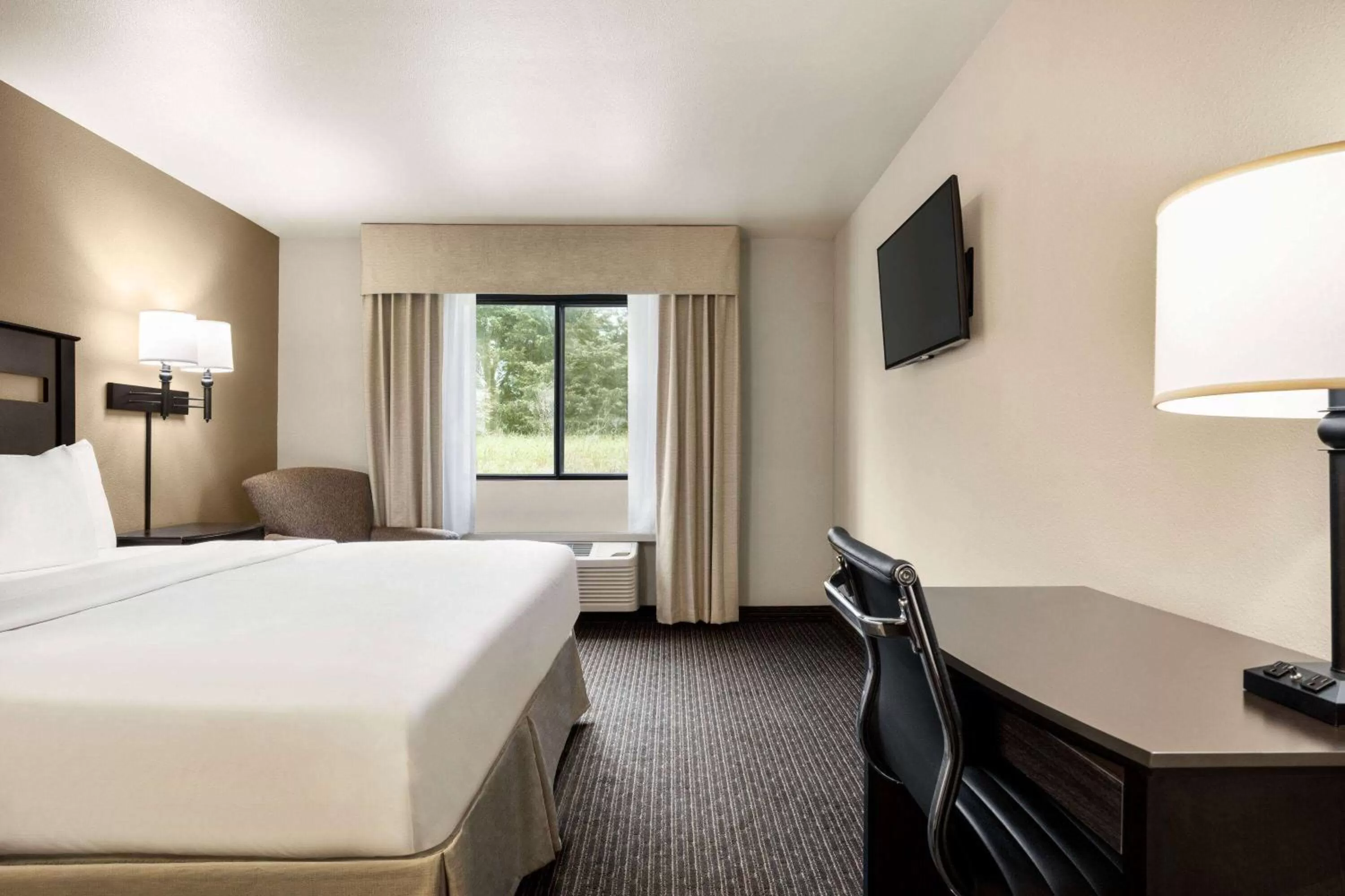 King Room - Non-Smoking in Baymont by Wyndham Hearne