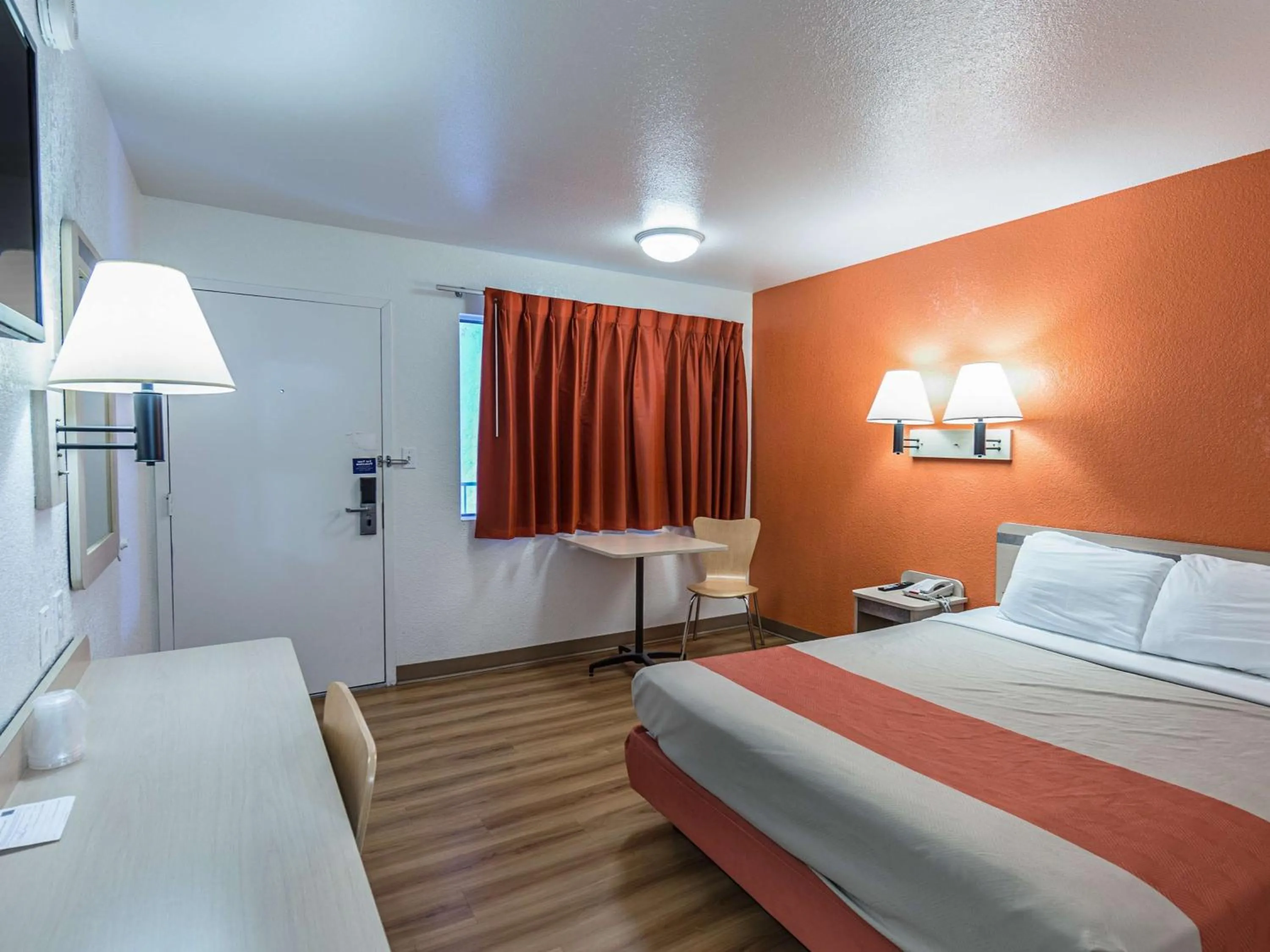 Double Room - single occupancy - Disability Access - Roll In Shower in Motel 6-Yreka, CA