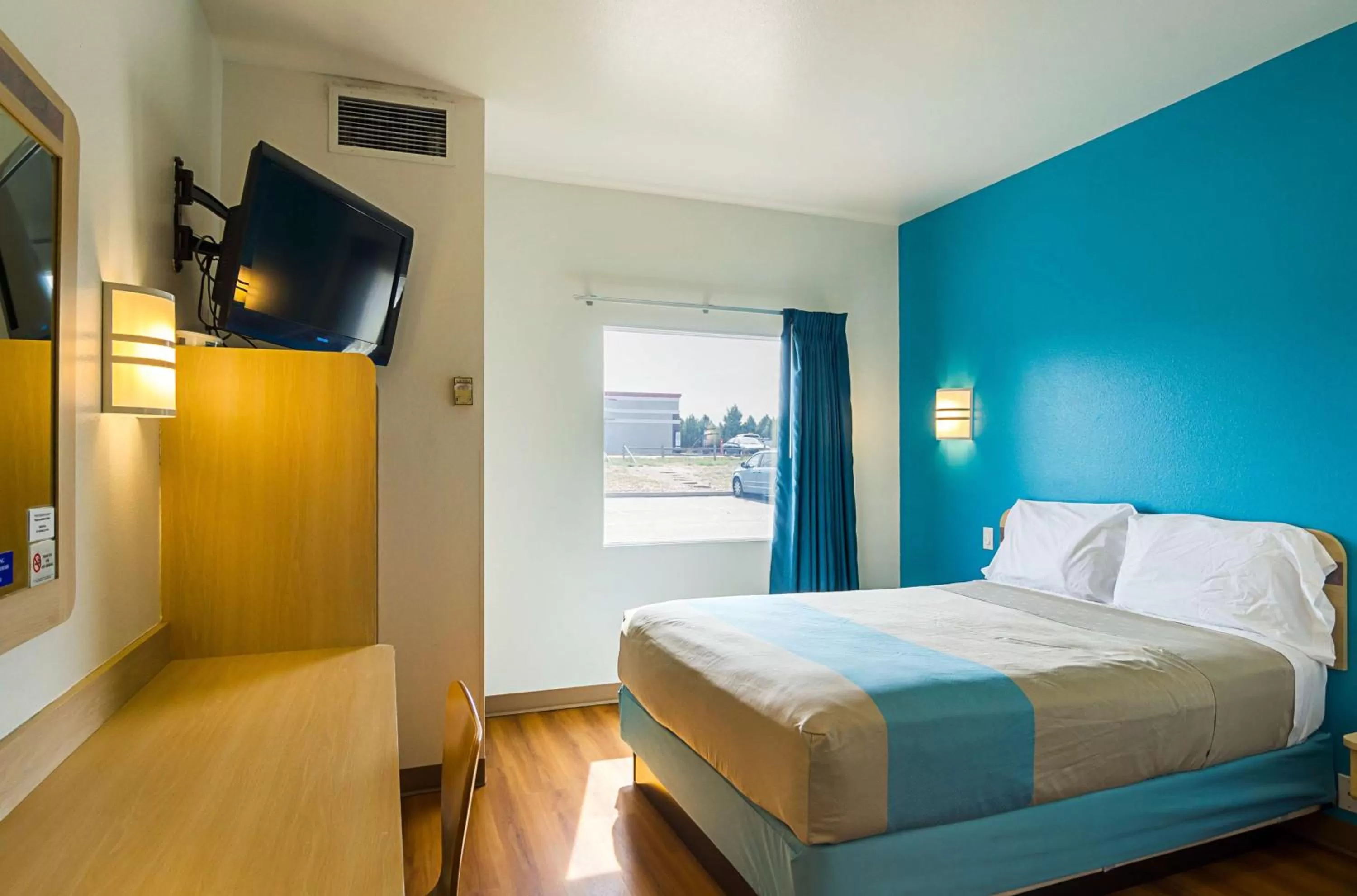 Queen Room - Disability Access - Non-Smoking in Motel 6-Wheatland, WY