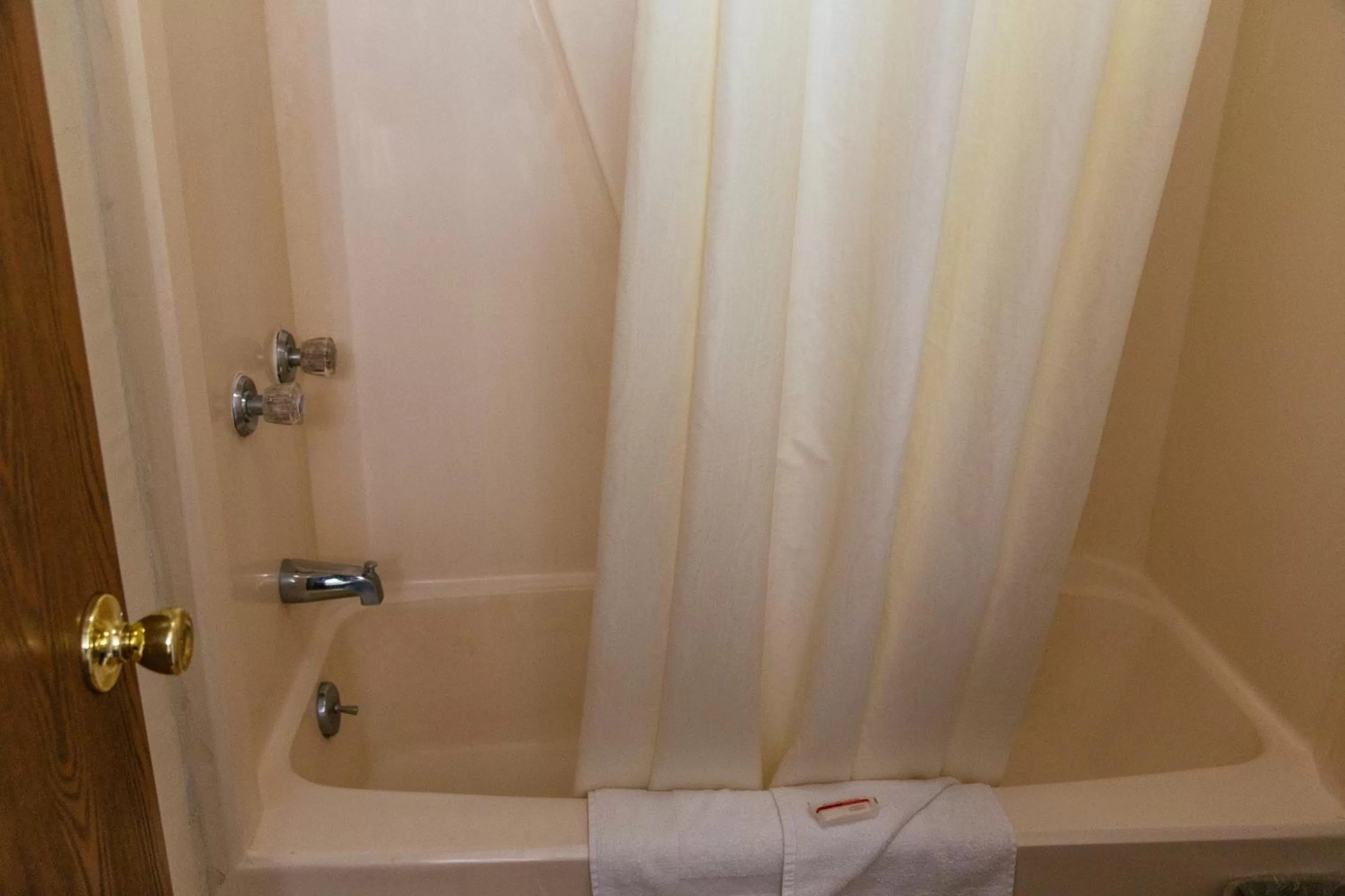 Queen Room - Non-Smoking in Red Carpet Inn Pulaski