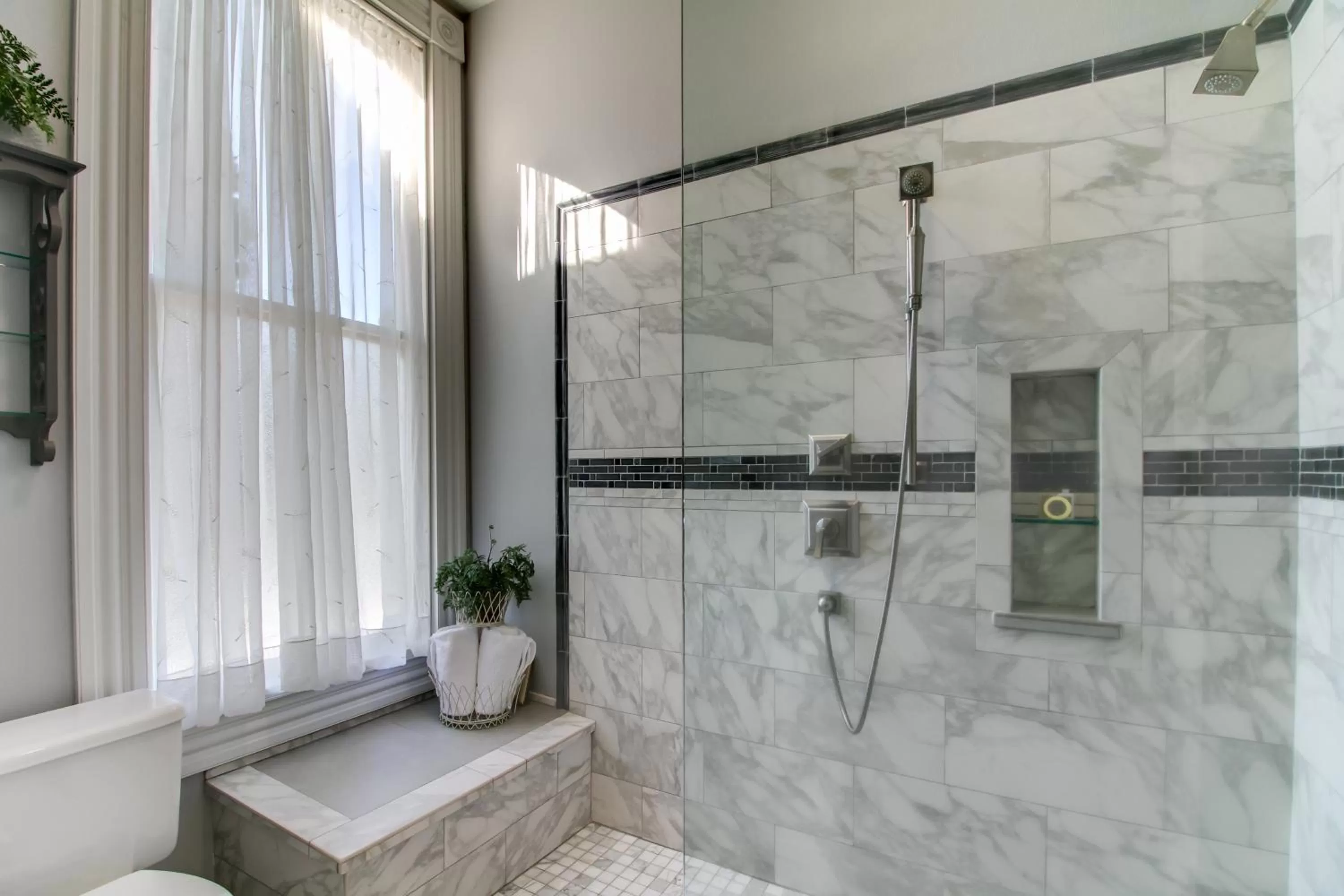 Queen Room in Winchester Inn