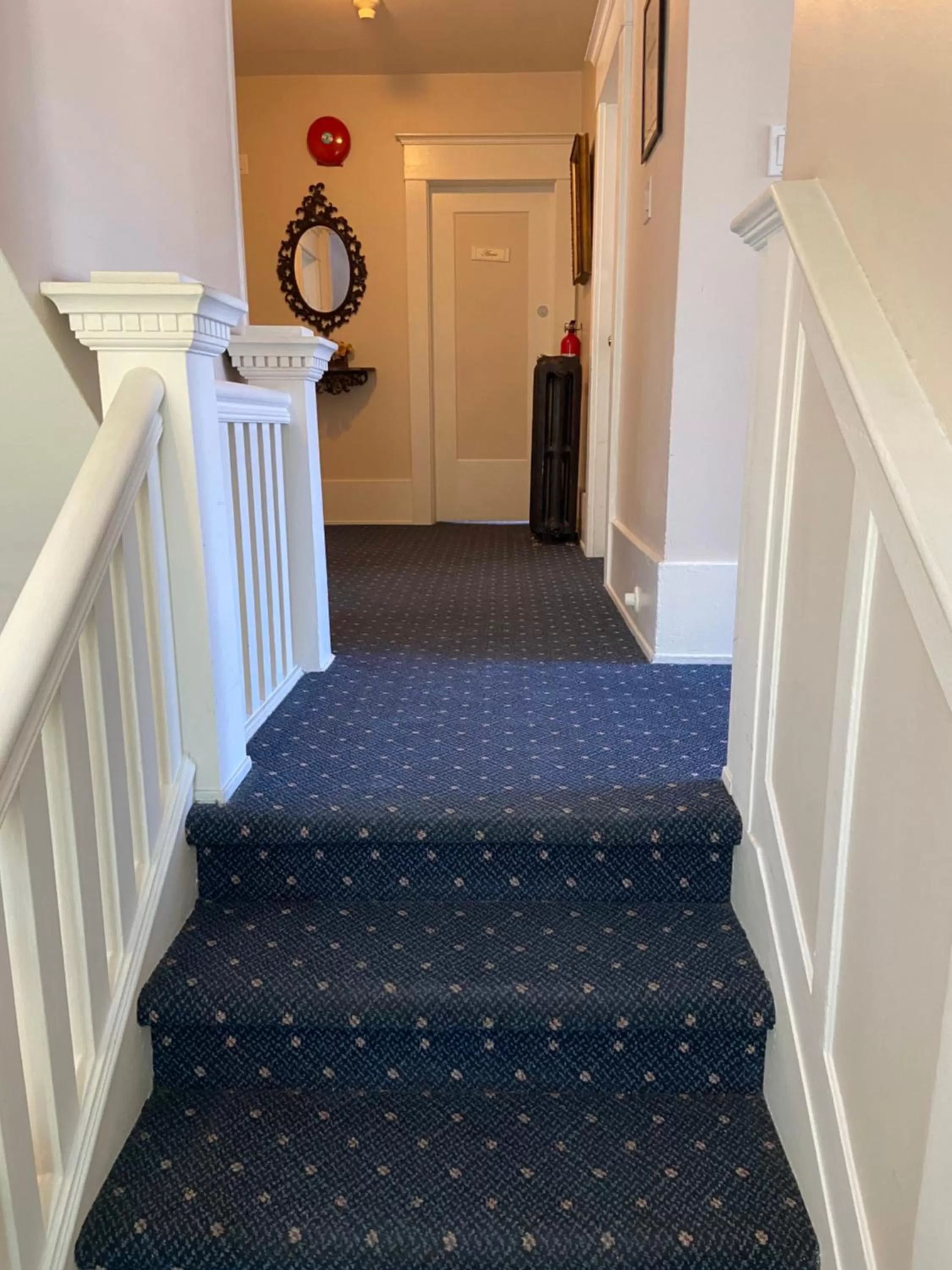 Queen Room with Private Bathroom in Windsor Guest House