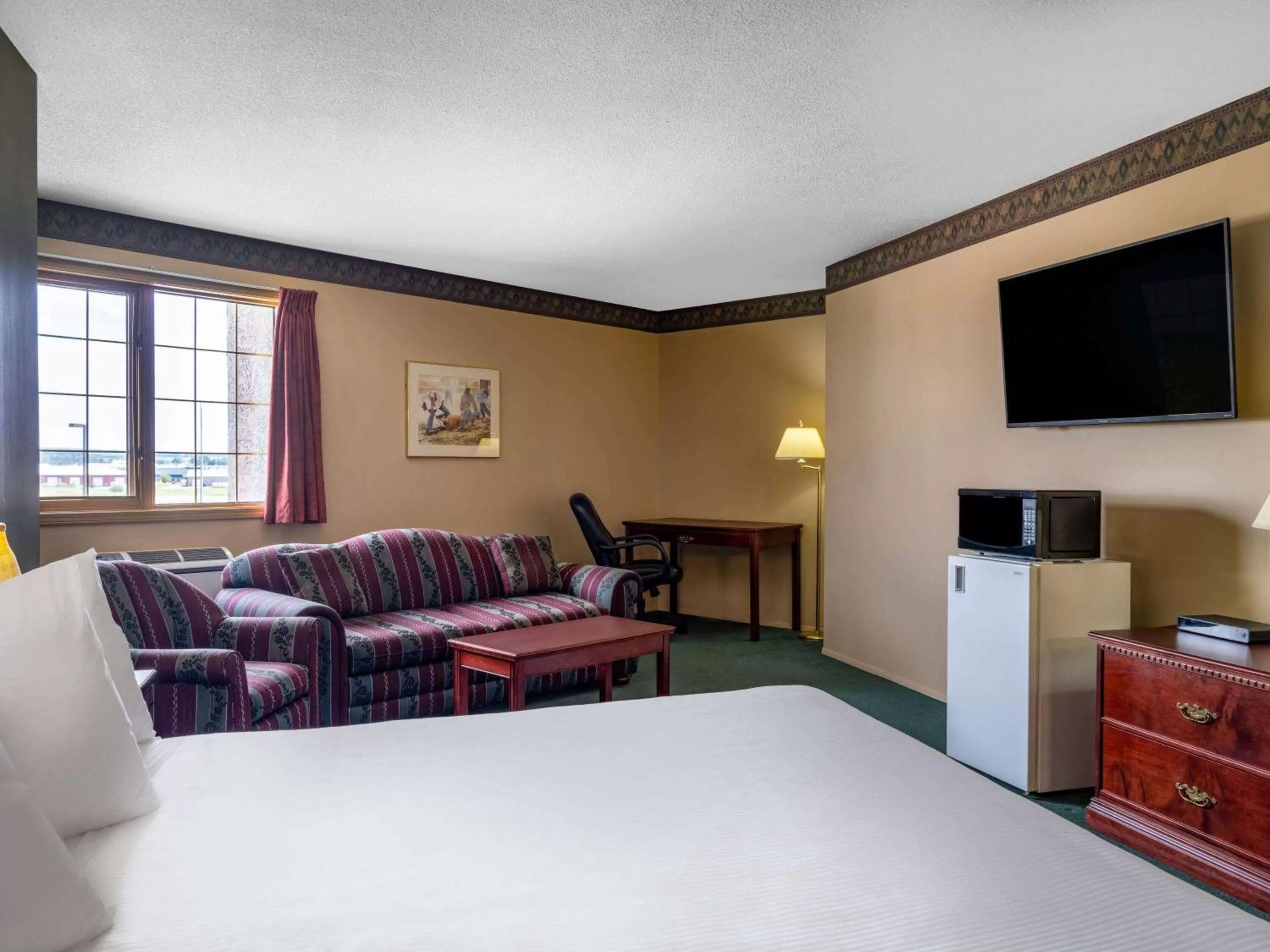 Business King Room - Non-Smoking in Travelodge by Wyndham Lacombe