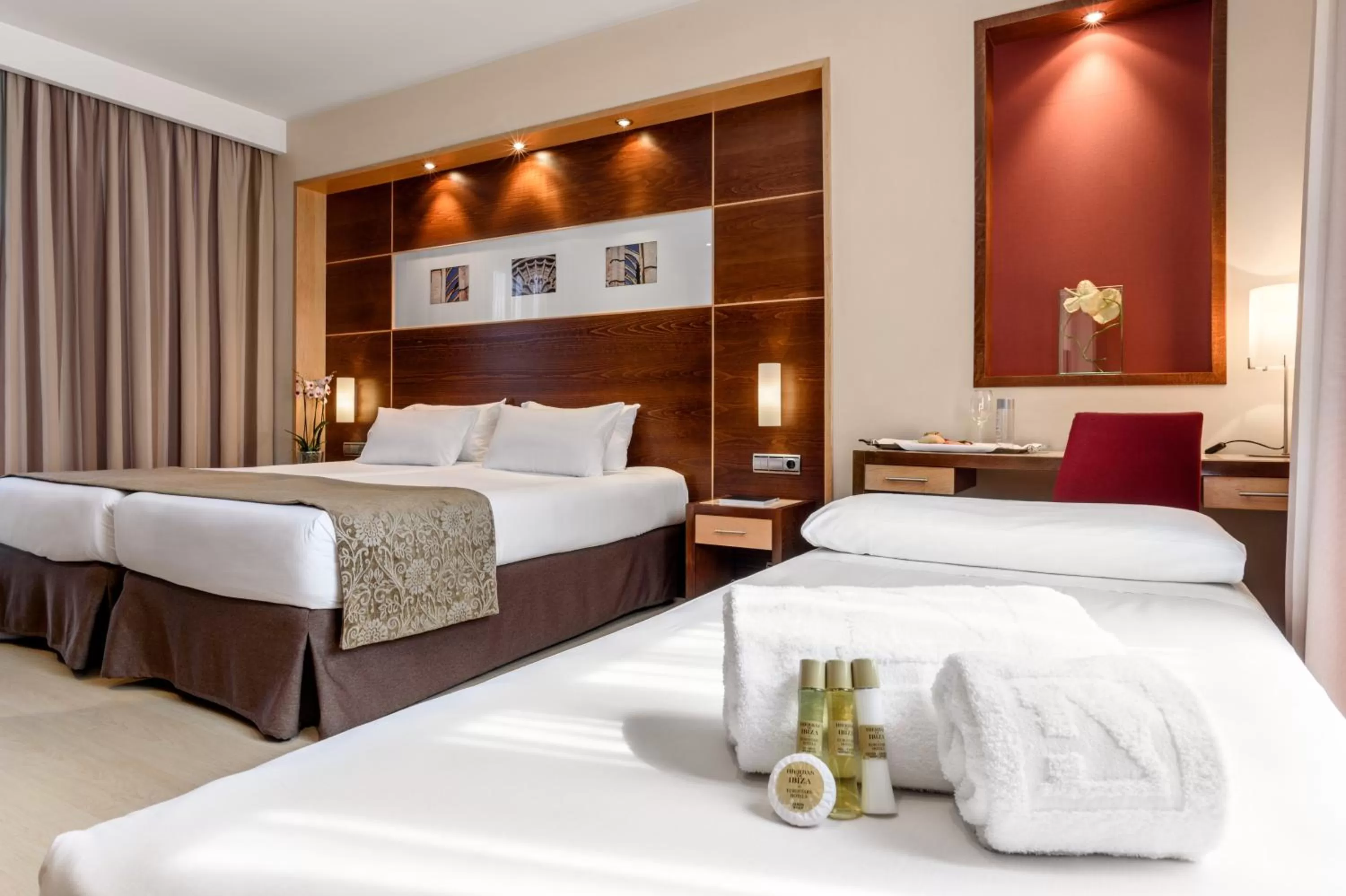 Double Room with Extra Bed (3 Adults) in Exe León