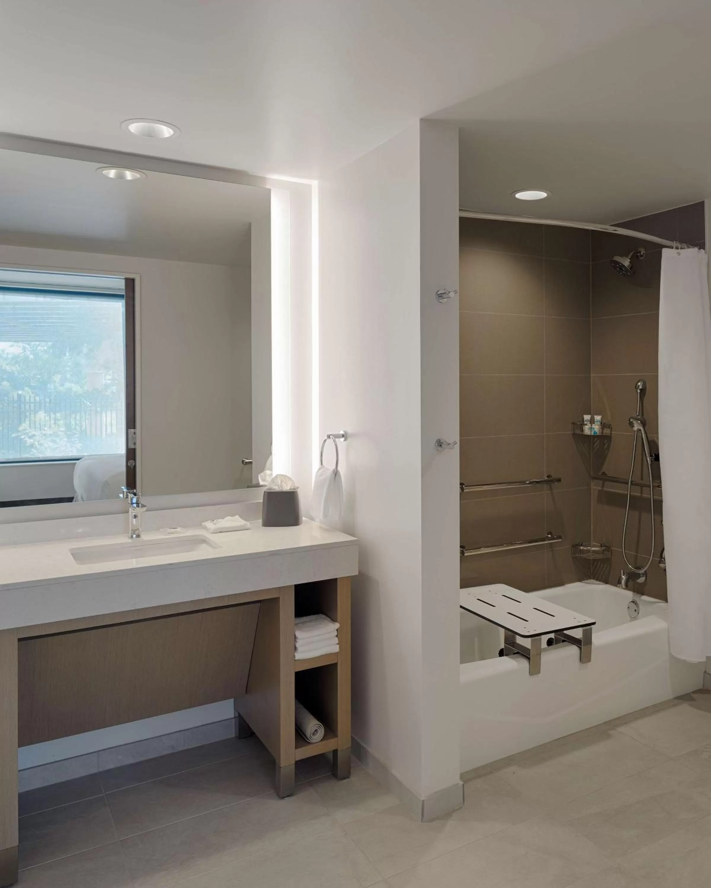 One-Bedroom King Suite with Kitchen, Sofa Bed and Accessible Tub in Hyatt House Columbus OSU Short North