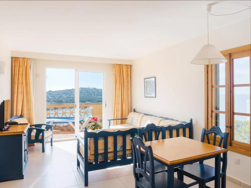 One-Bedroom Apartment with Terrace and Sea View in Purobeach Resort Santa Ponsa