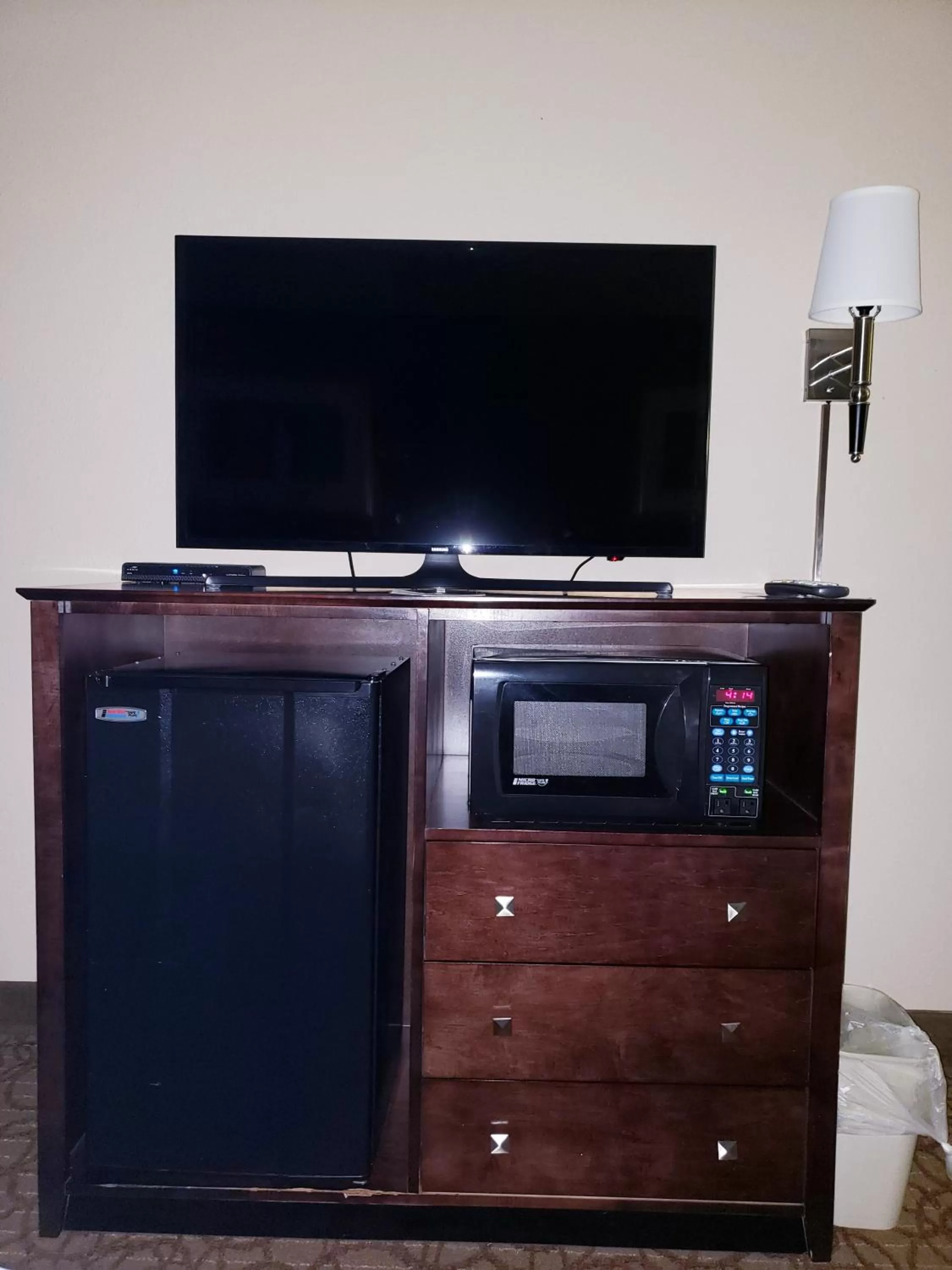 Standard King Room with Accessible Tub - Mobility Access in Holiday Inn Express Hotel & Suites Concordia US 81 by IHG