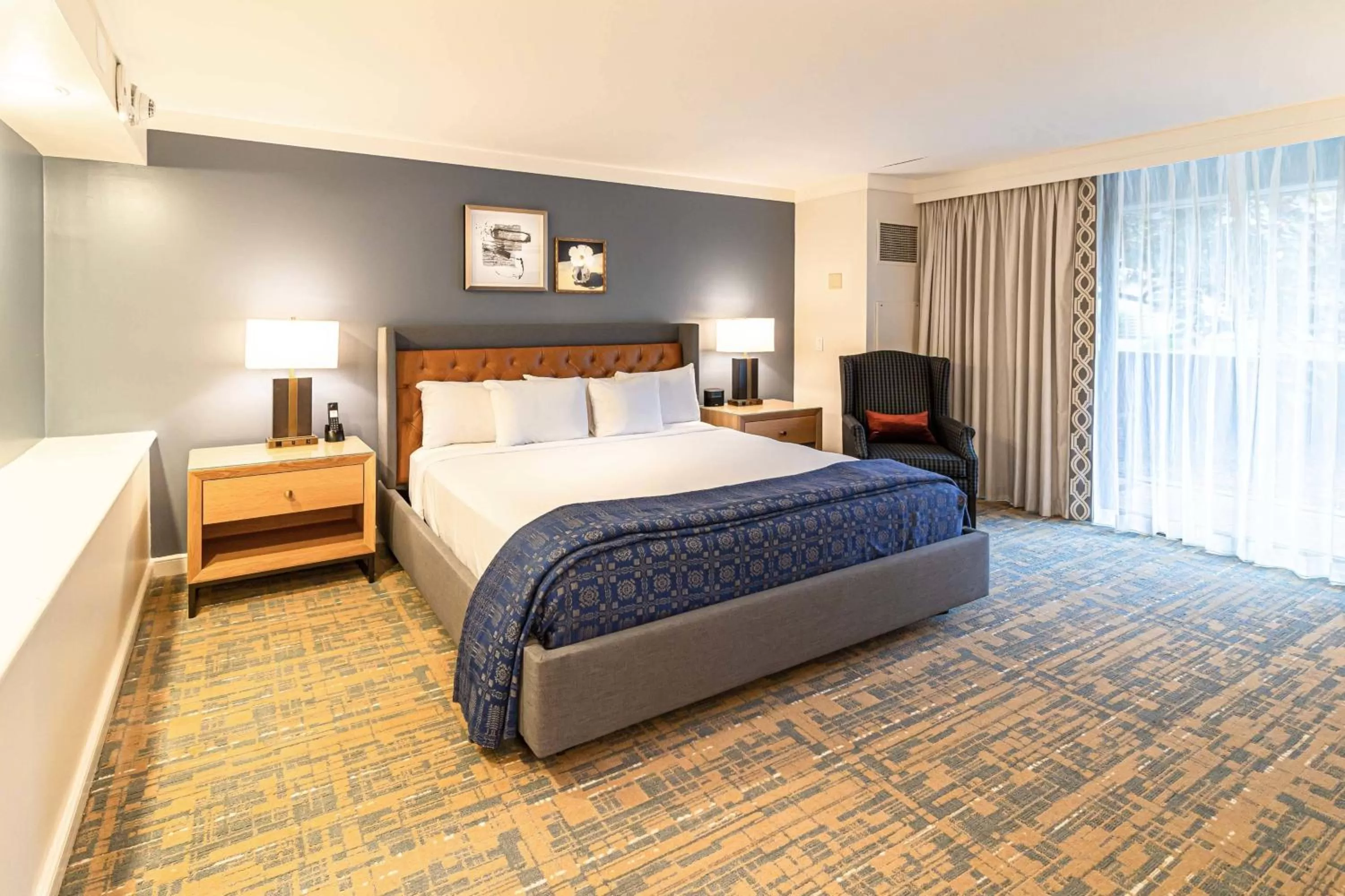 Premium King Room with Balcony in Williamsburg Lodge, Autograph Collection