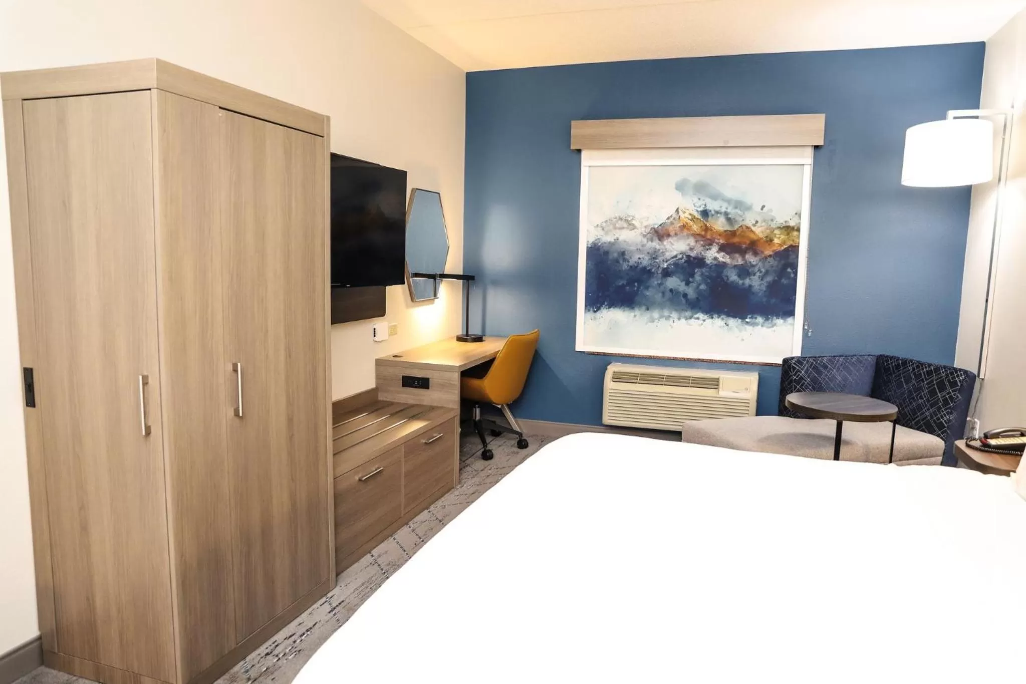 King Suite with Mobility Accessible Tub in Holiday Inn Express & Suites Donegal by IHG