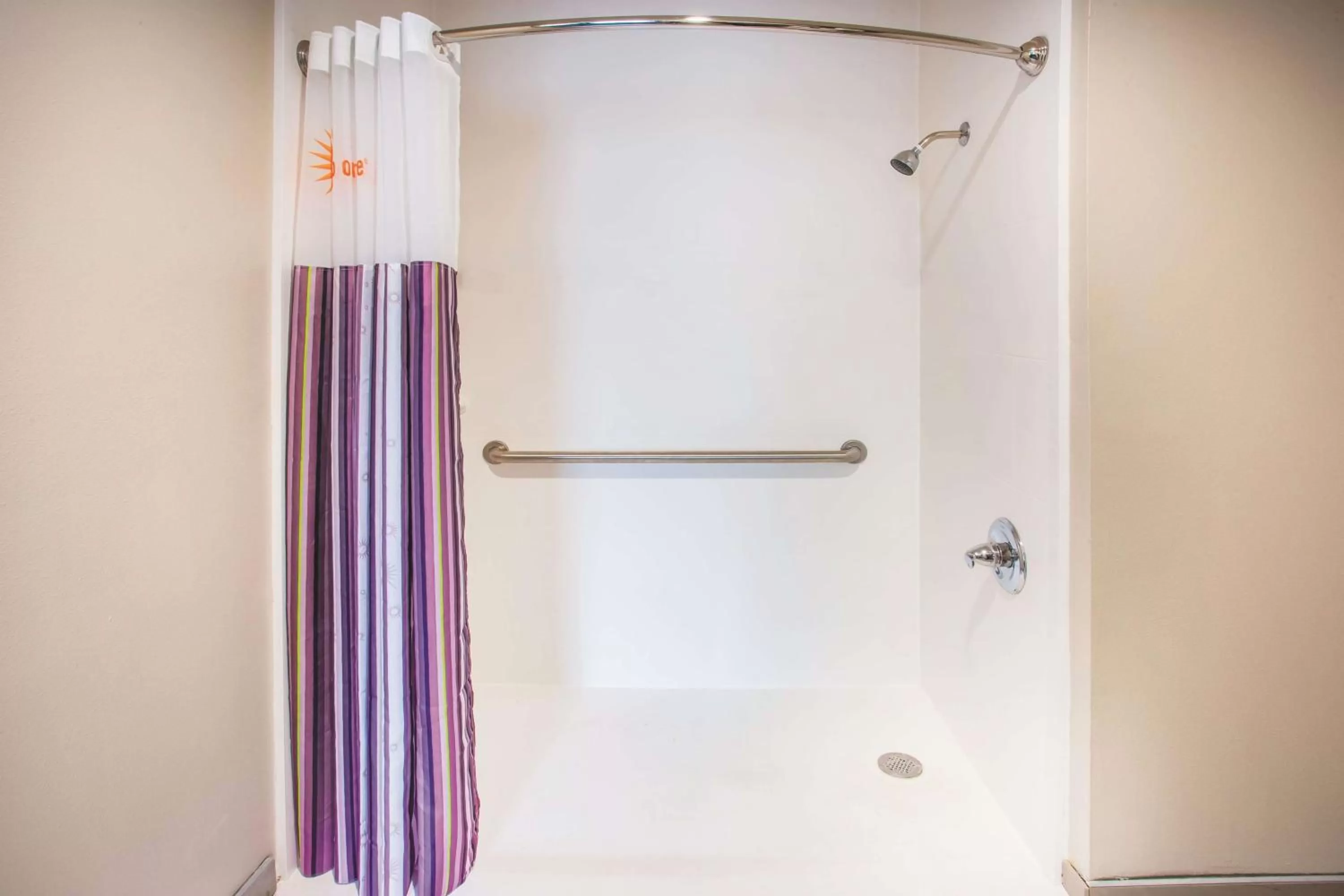 Queen Room with Roll-In Shower - Mobility Accessible/Non-Smoking in La Quinta by Wyndham Cincinnati NE - Mason