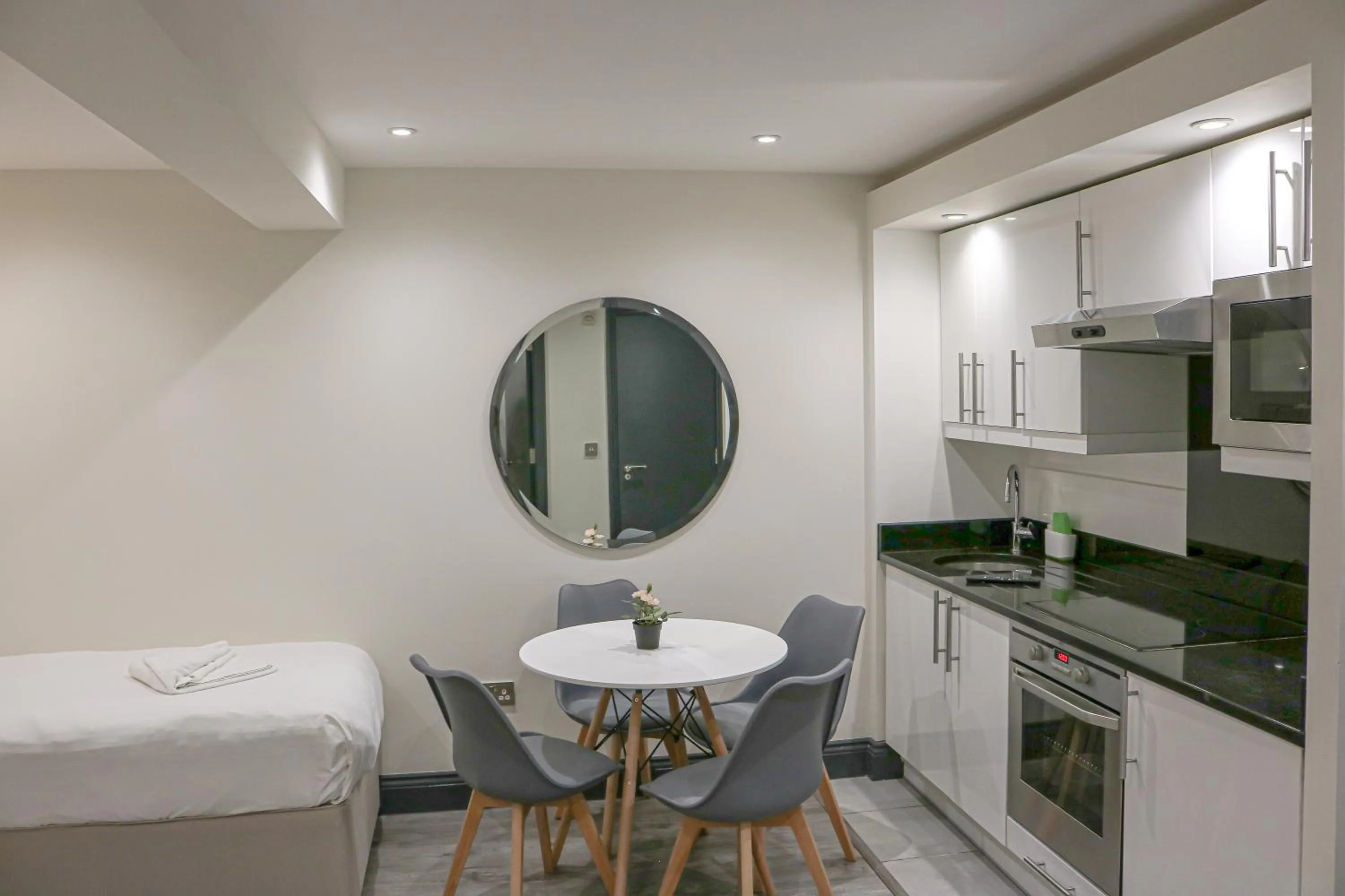 One-Bedroom Apartment (4 Adults) in Hyde Park Superior Apartments