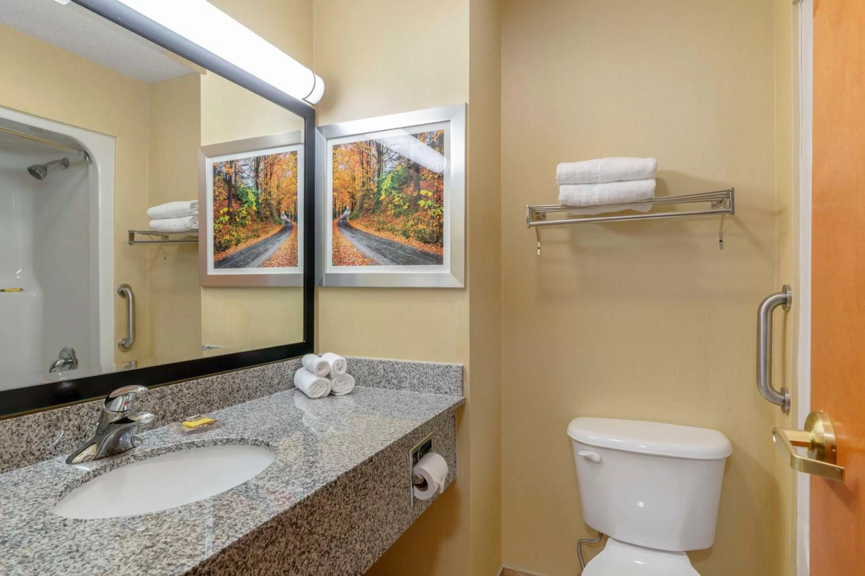 King Suite with Hot Tub - Non-Smoking in Best Western Plus New England Inn & Suites
