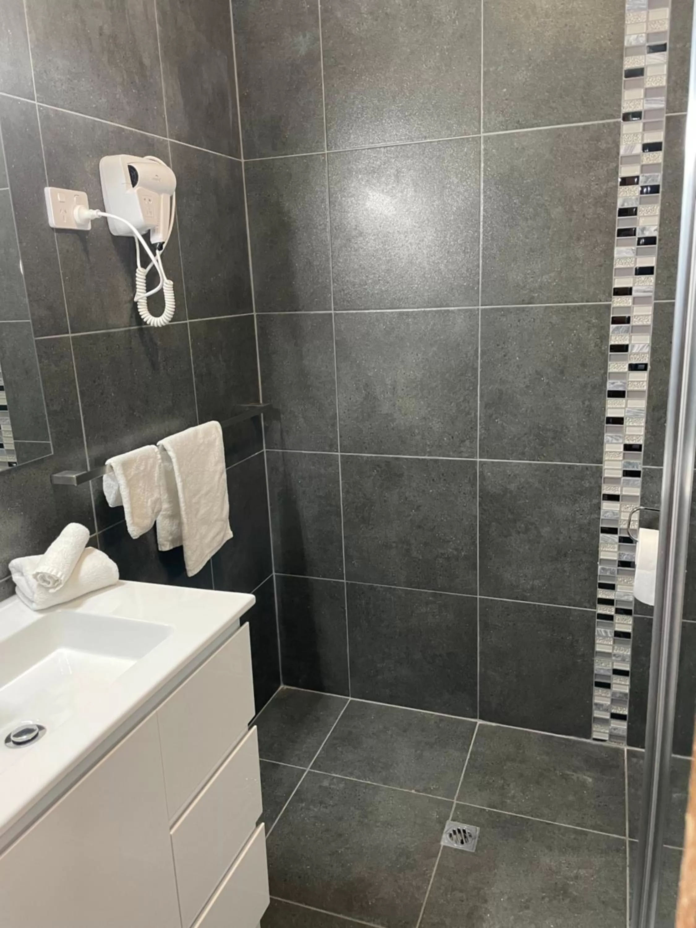 Standard Family Room with Private Bathroom in SHEPPARTON MOTOR INN Tudor House Motel