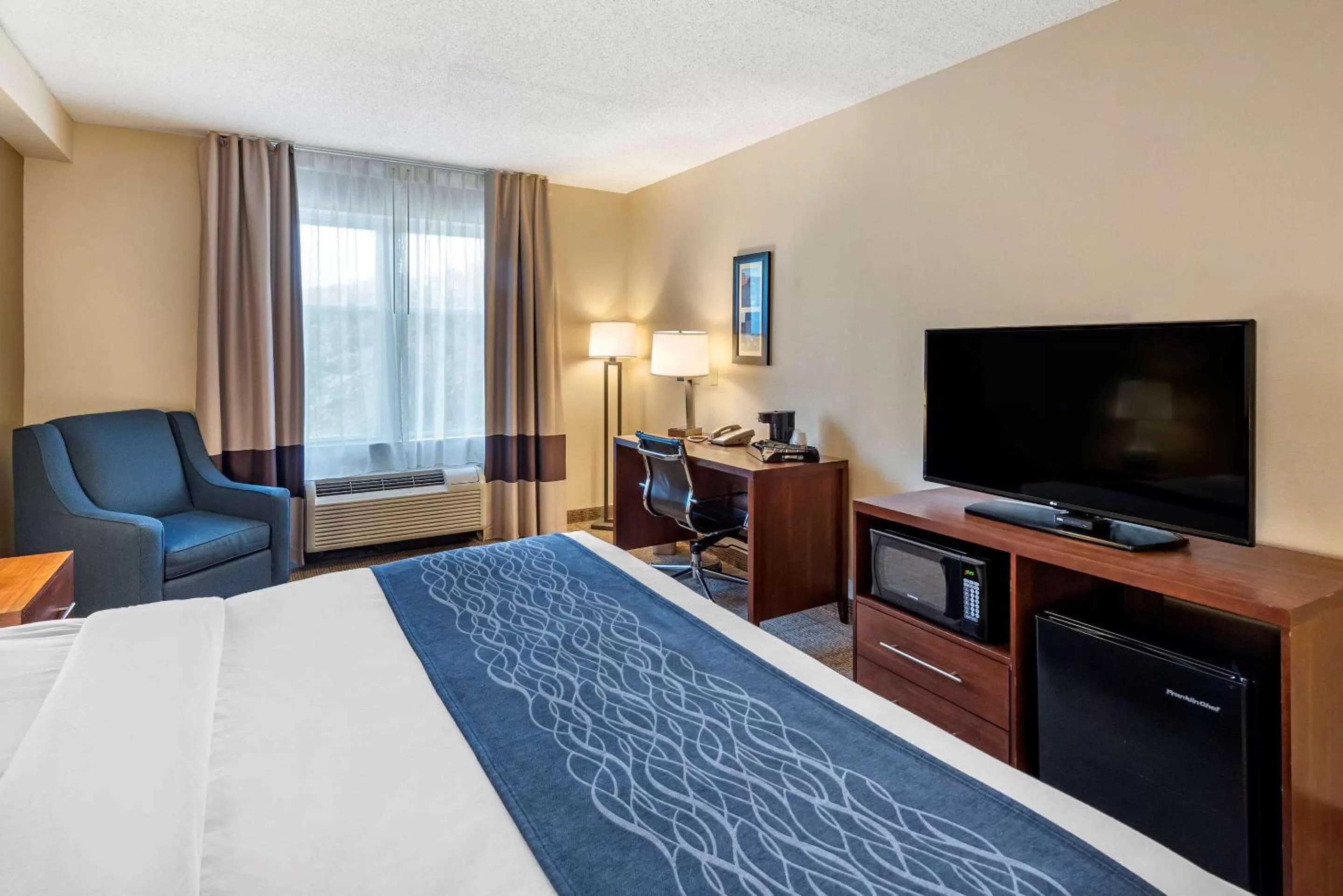 King Room - Accessible/Non-Smoking in Comfort Inn & Suites Virginia Beach - Norfolk Airport