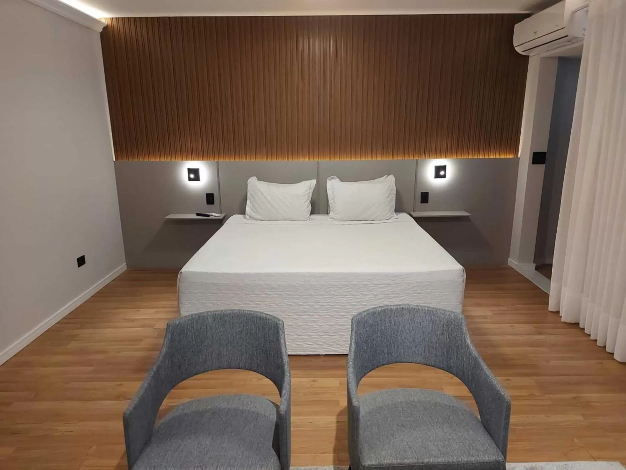 Deluxe Suite with Spa Bath in Summit Hotel Monaco