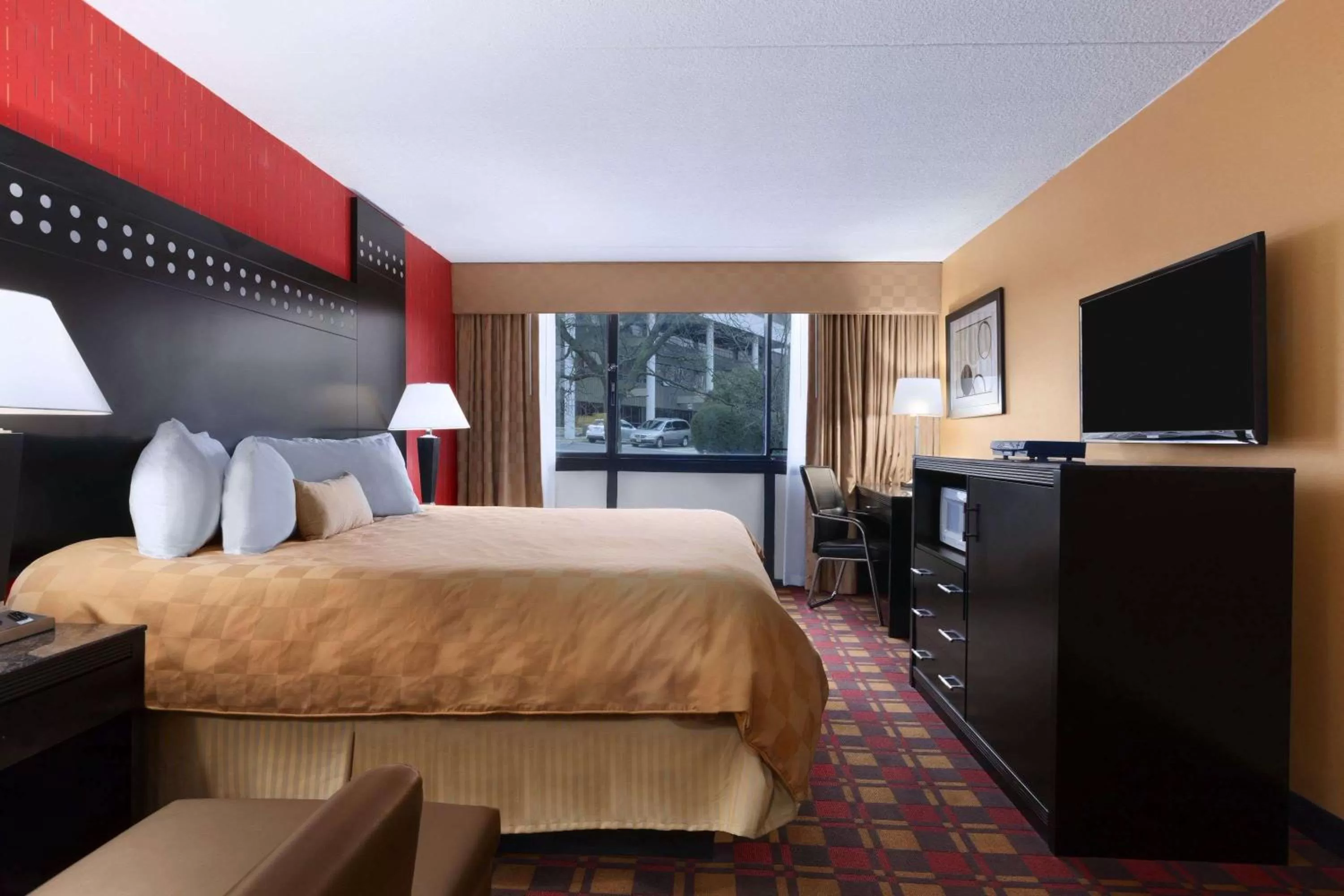 King Room with Roll-In Shower - Mobility Accessible/Non-Smoking in Ramada by Wyndham Rochelle Park Near Paramus