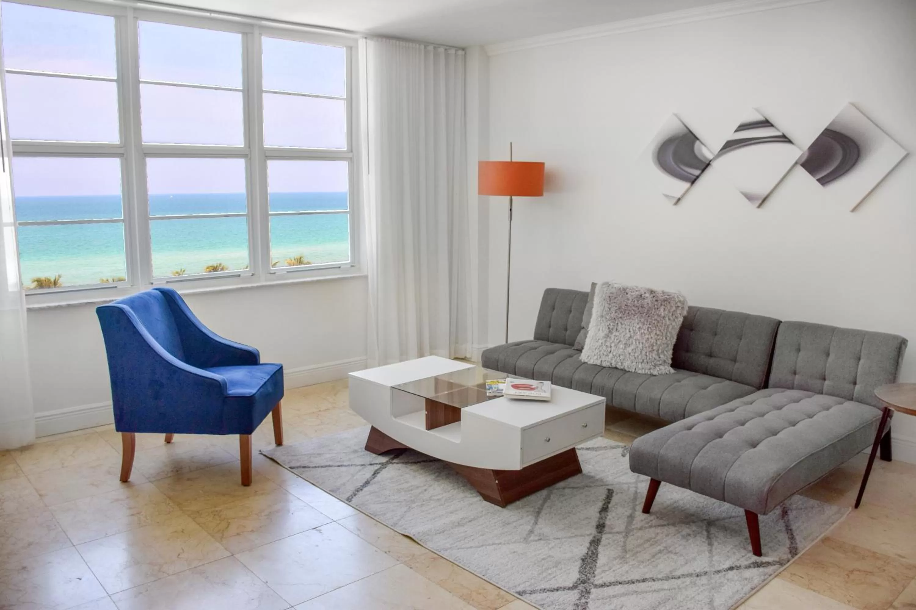 Deluxe Oceanview Suite 1 Bedroom & 1.5 Bath with Kitchen in Seacoast Suites on Miami Beach