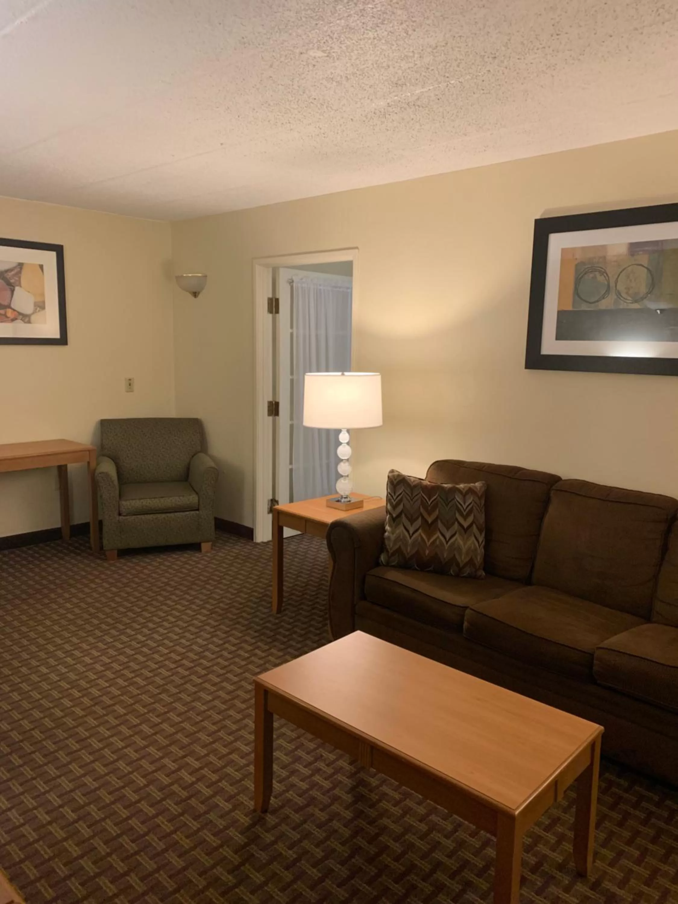 One-Bedroom Queen Suite with Pool View - Non-Smoking in Ramada by Wyndham Marquette