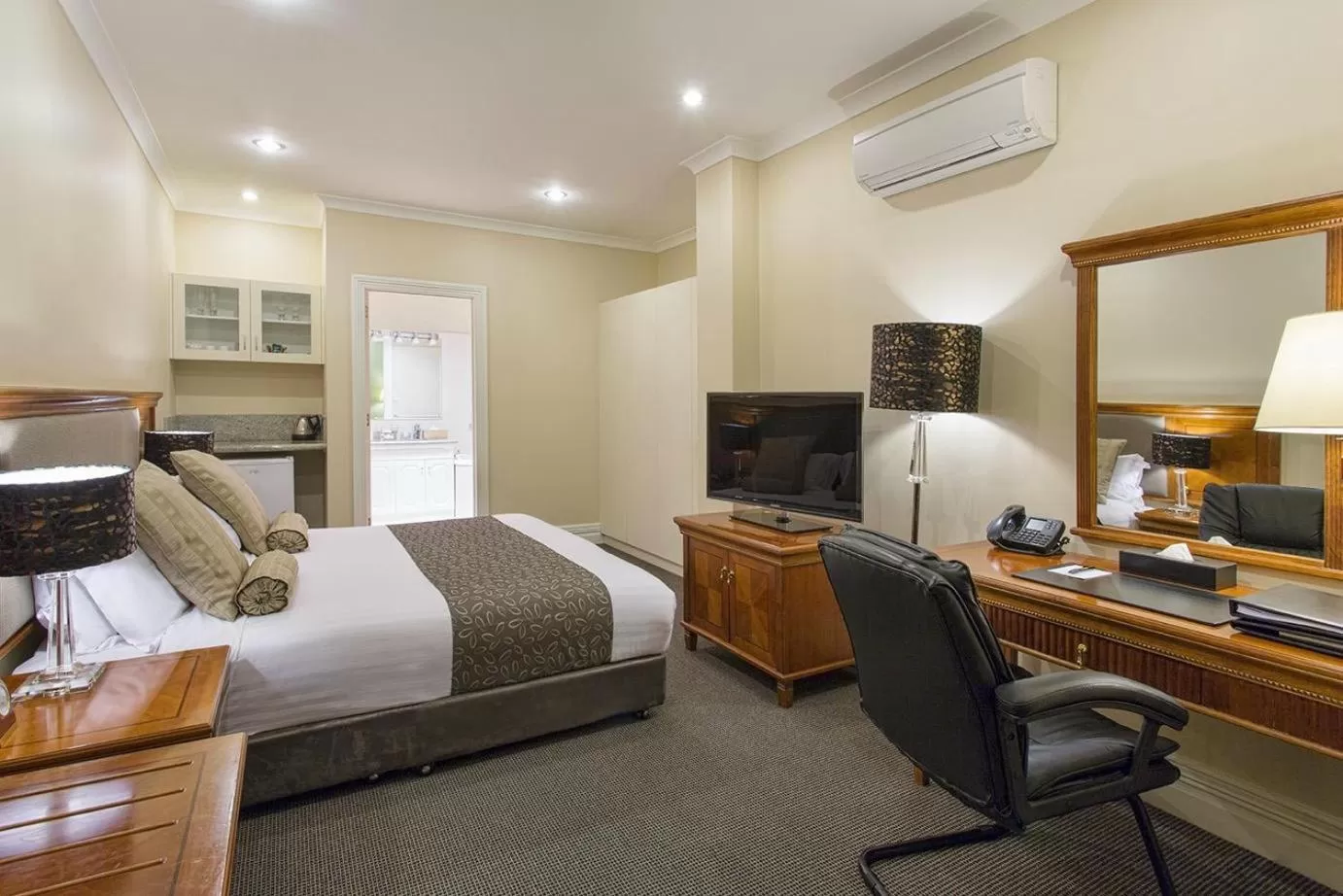 Deluxe Queen Room in The Grand Hotel Launceston (Formerly Clarion Hotel)