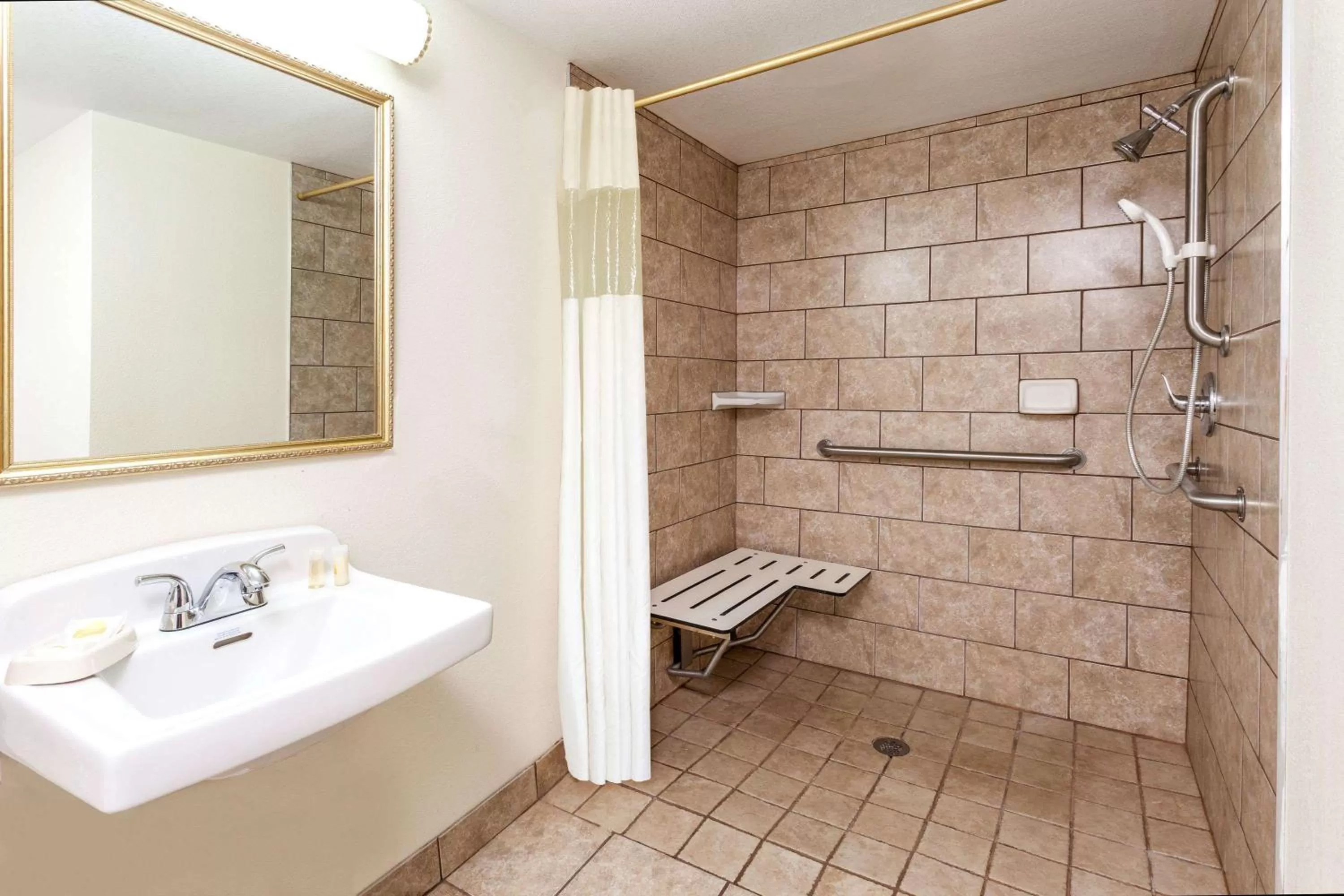 King Room - Disability Access - Non-Smoking in Days Inn & Suites by Wyndham Roseville/Detroit Area