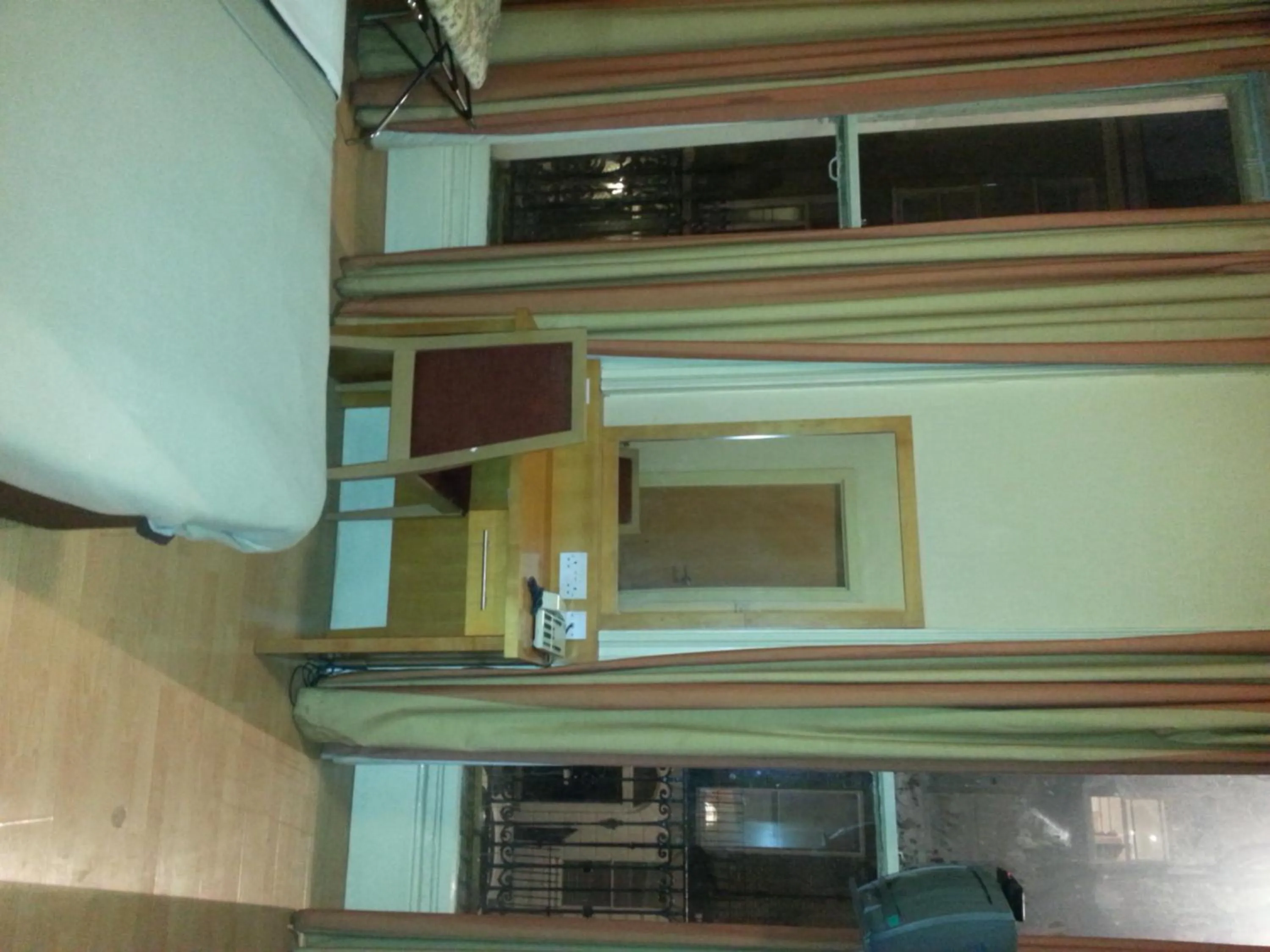 Twin Room with Shared Bathroom in Berkeley Court Hotel