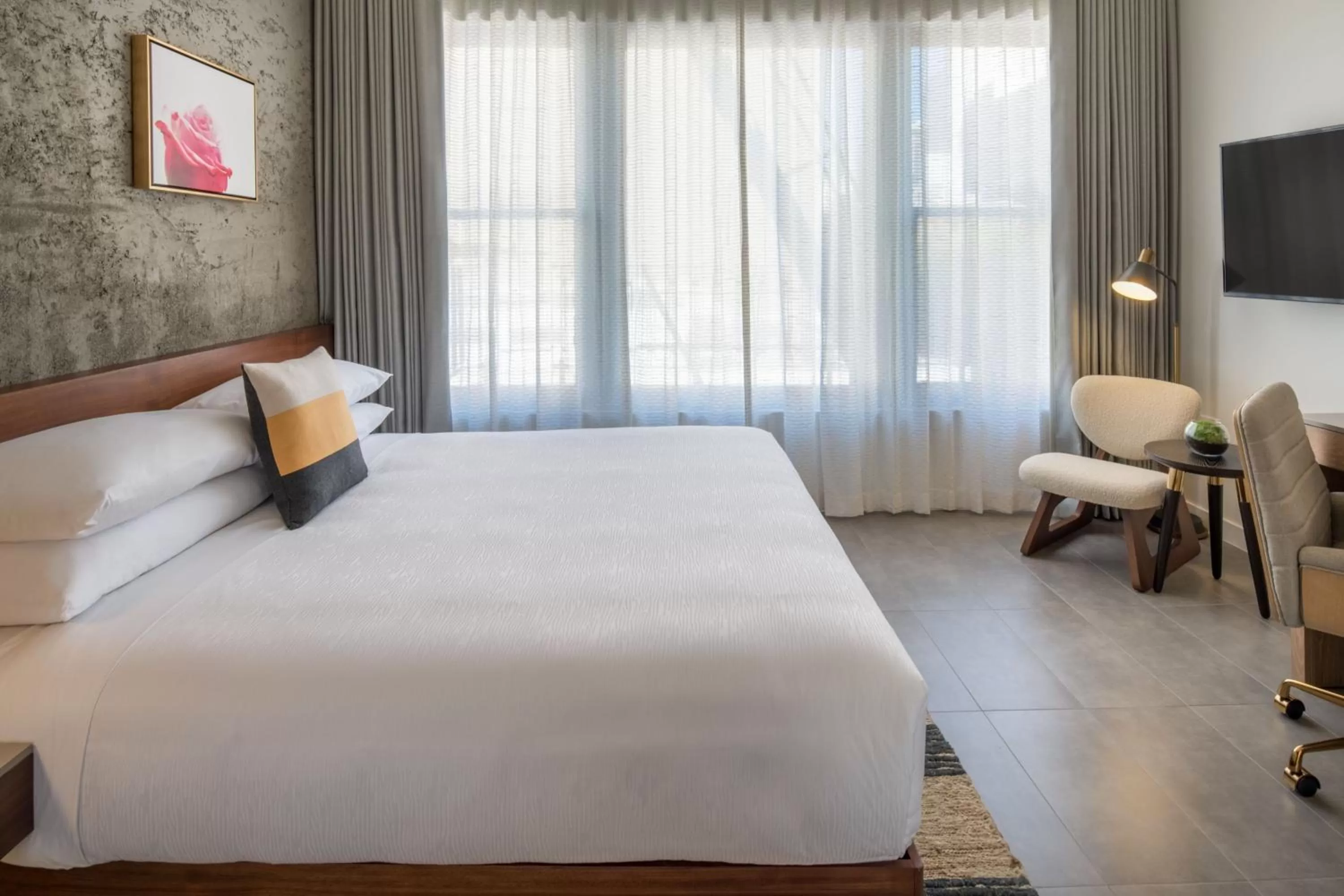 Deluxe King Room with City View in The Hi-Lo, Autograph Collection