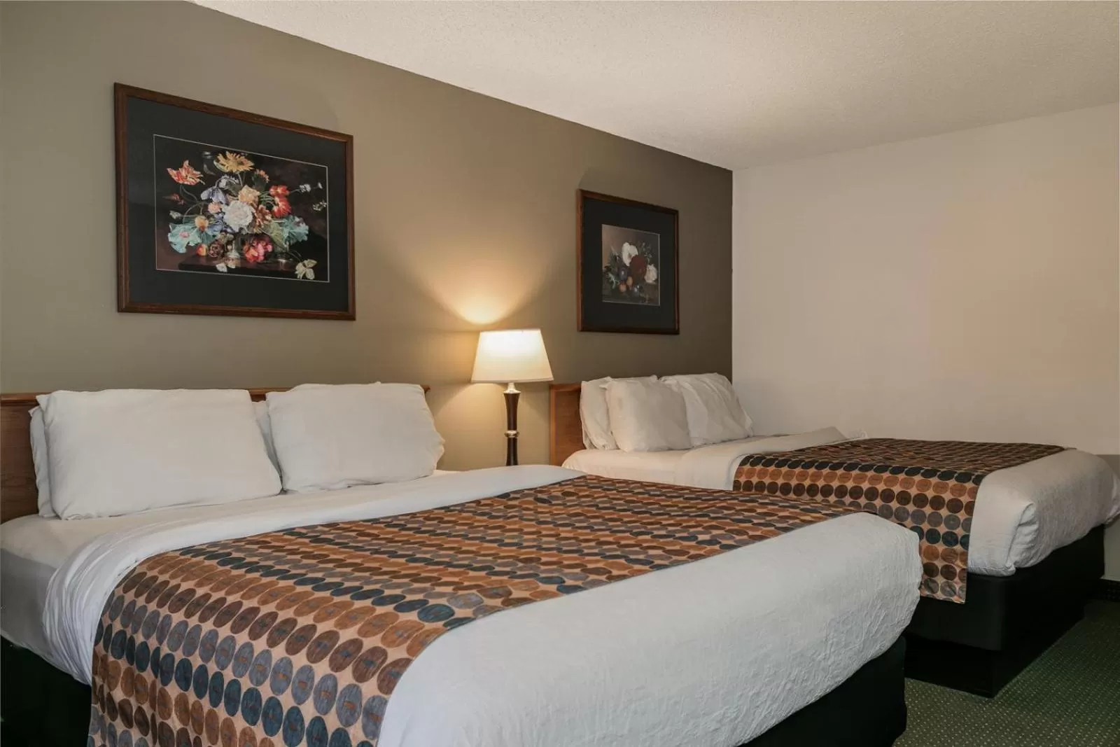 Queen Room with Two Queen Beds in Courtesy Inn Downtown Eugene