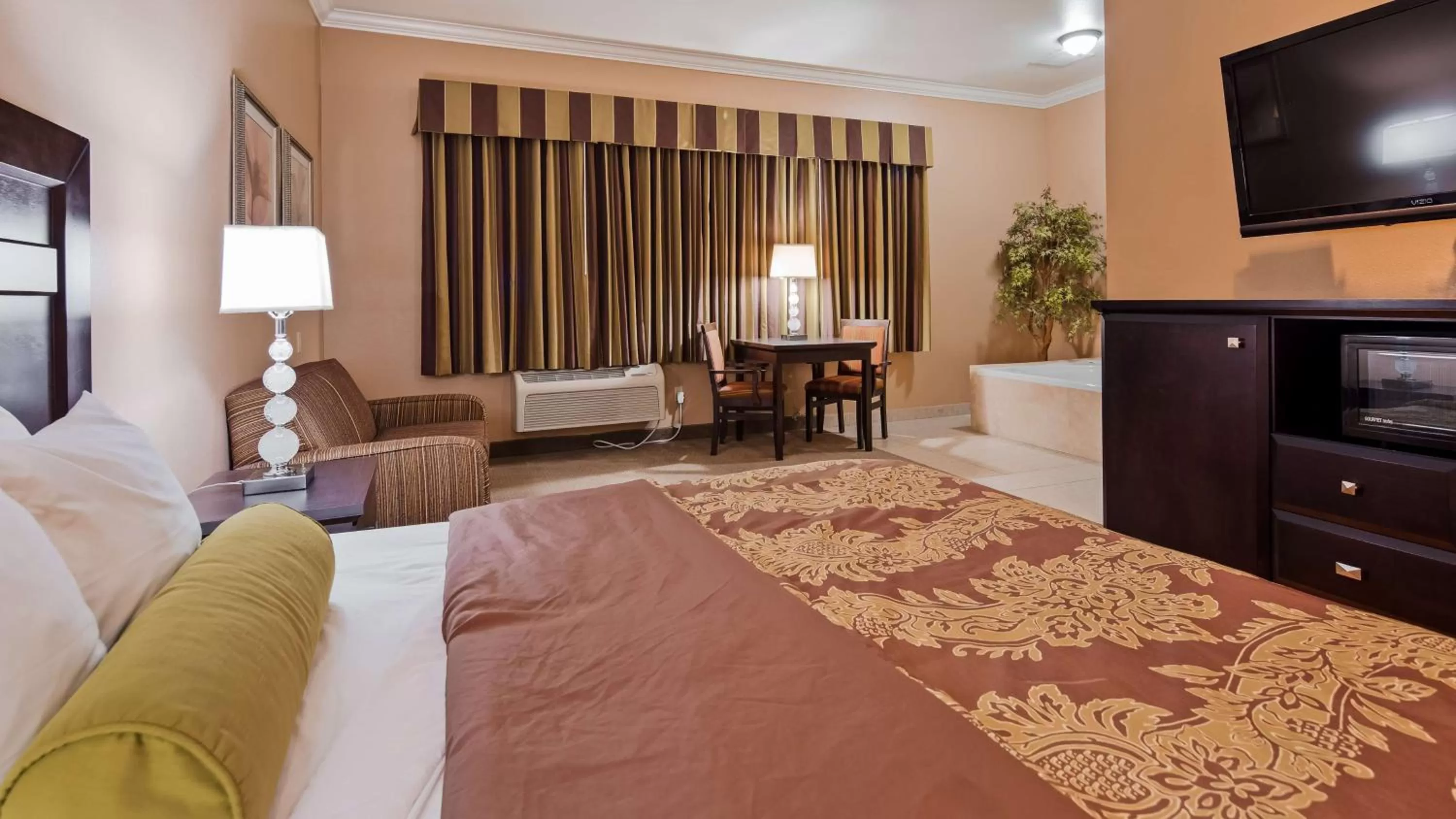 King Suite - Disability Access/Non-Smoking in Best Western Route 66 Glendora Inn