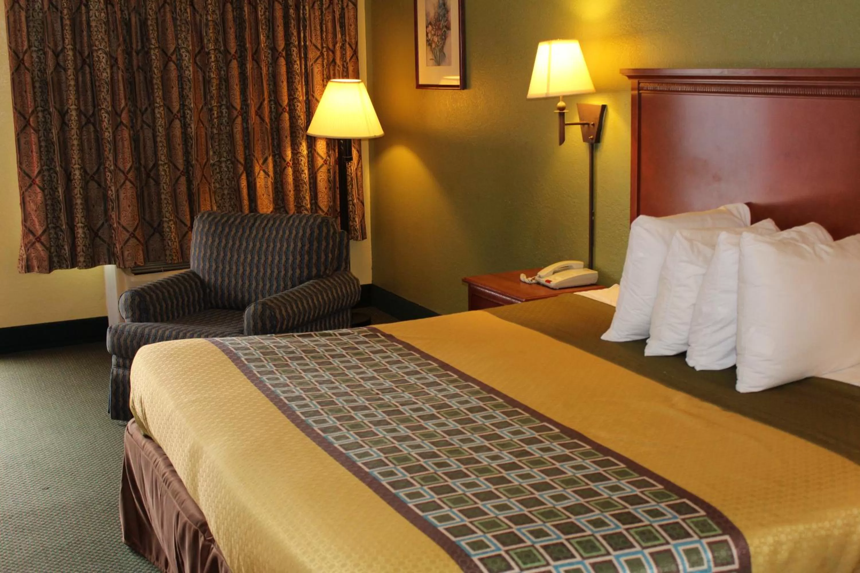 King Room - Non-Smoking in America's Best Value Inn Conyers