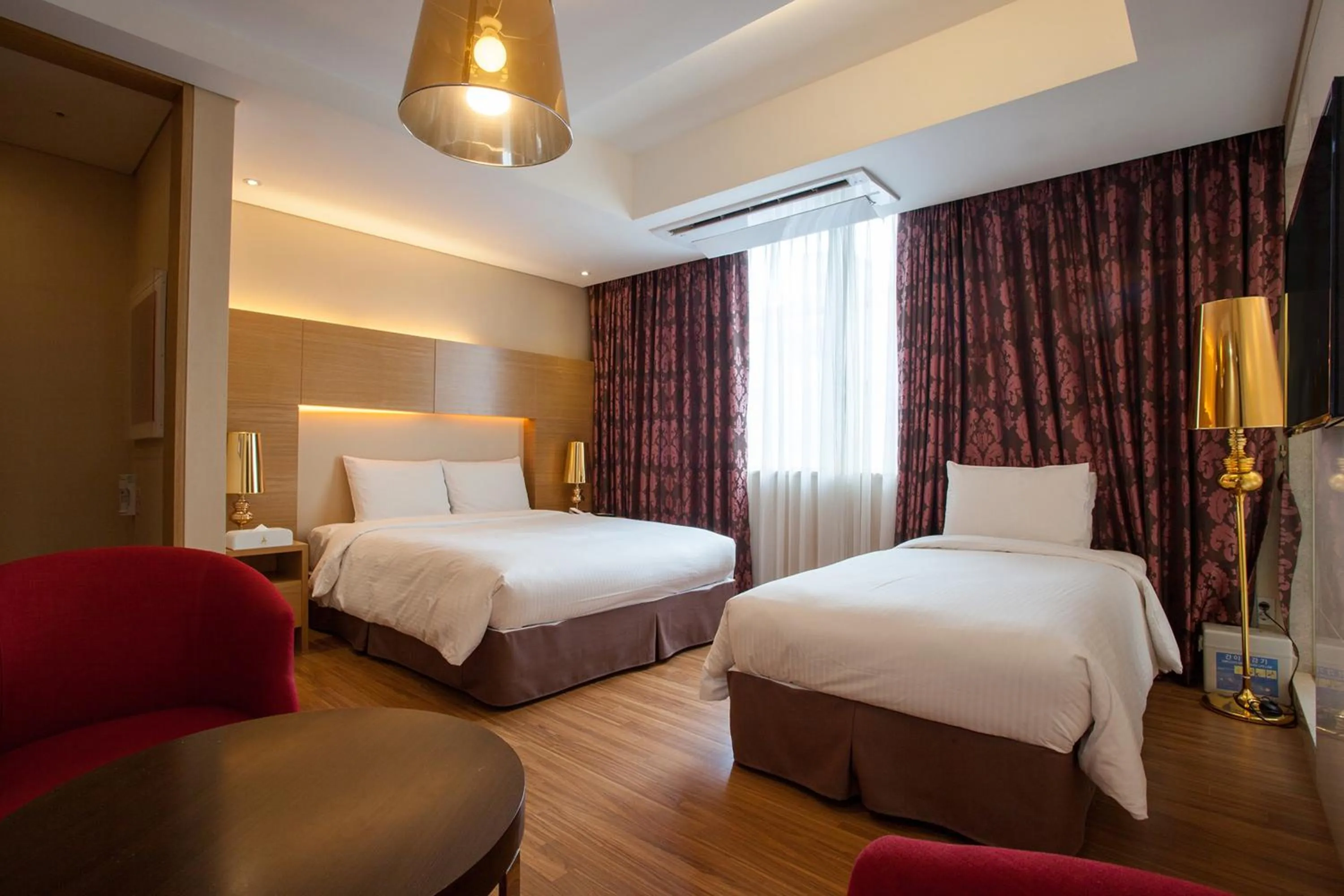 Deluxe Twin Room in Hotel Pharos