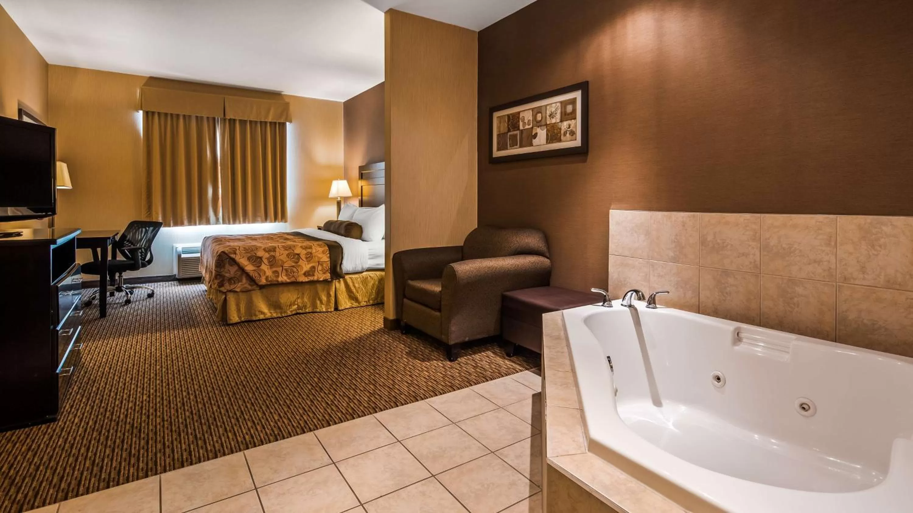 King Suite with Spa Bath and Kitchen in Best Western Plus Estevan Inn & Suites