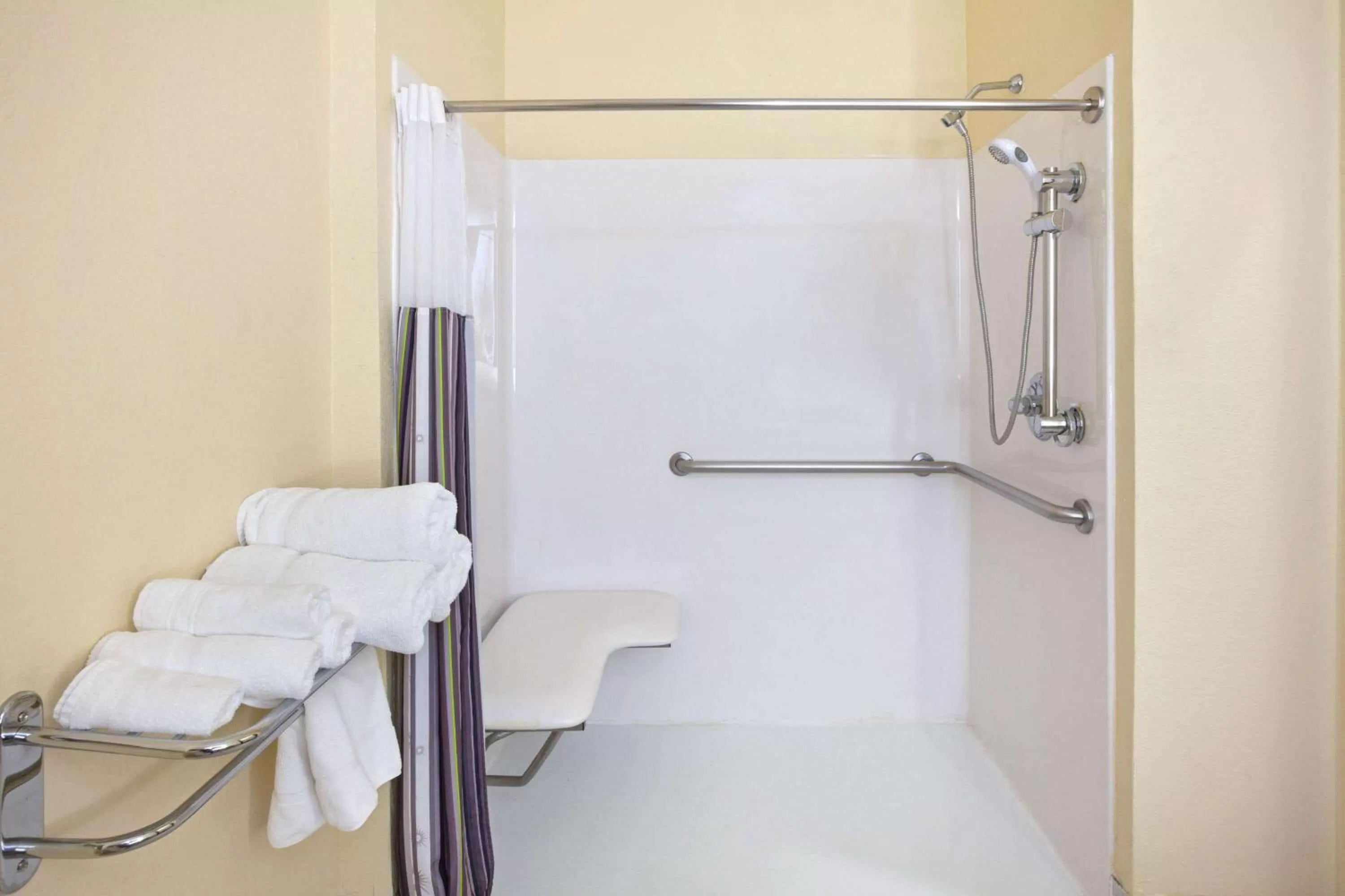 King Room with Bath Tub - Mobility/Hearing Accessible - Non-Smoking in La Quinta by Wyndham Pasadena North
