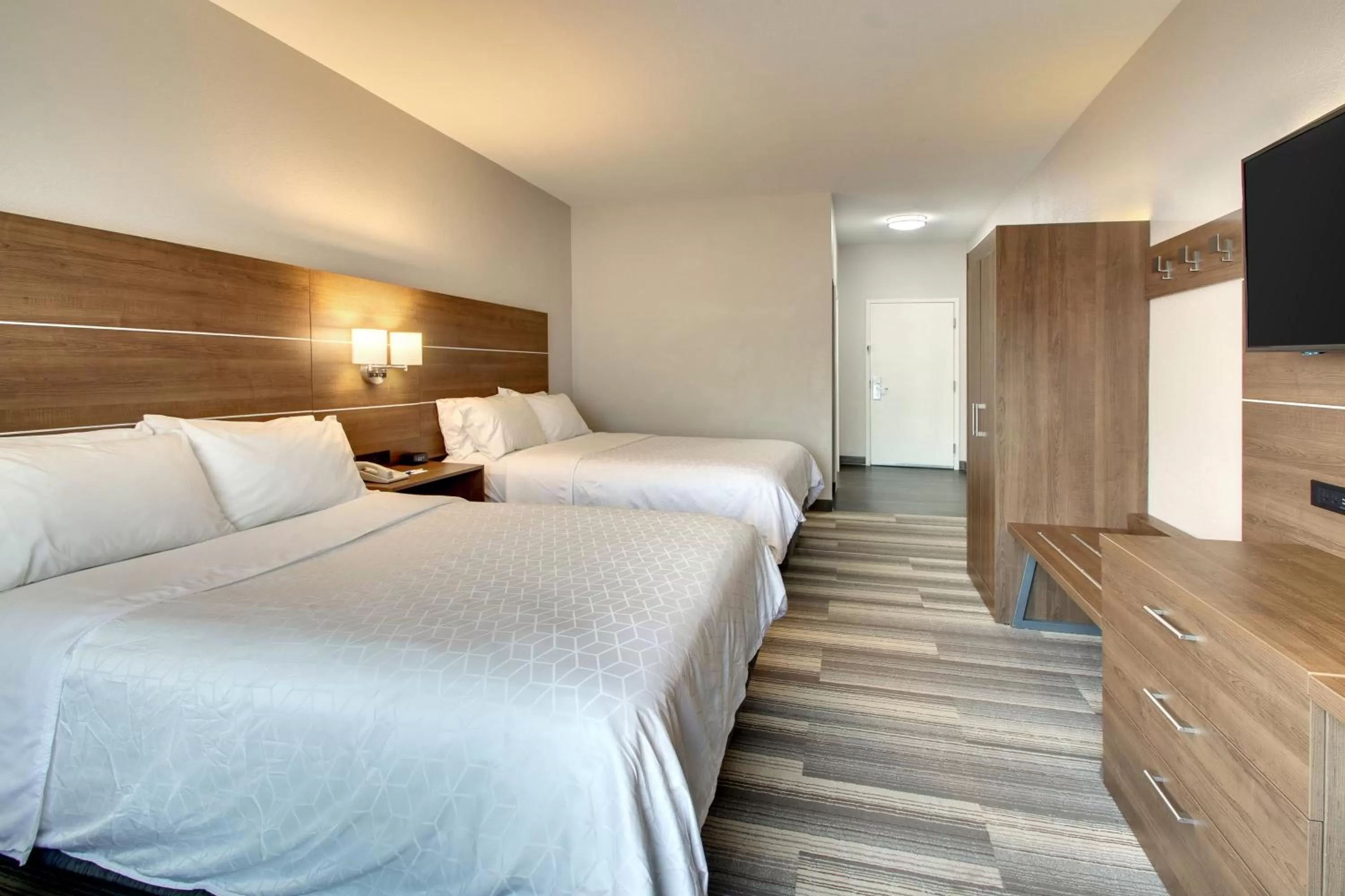 Standard Queen Room with Two Queen Beds and Mobility Accessible Tub in Holiday Inn Express & Suites Laurel by IHG
