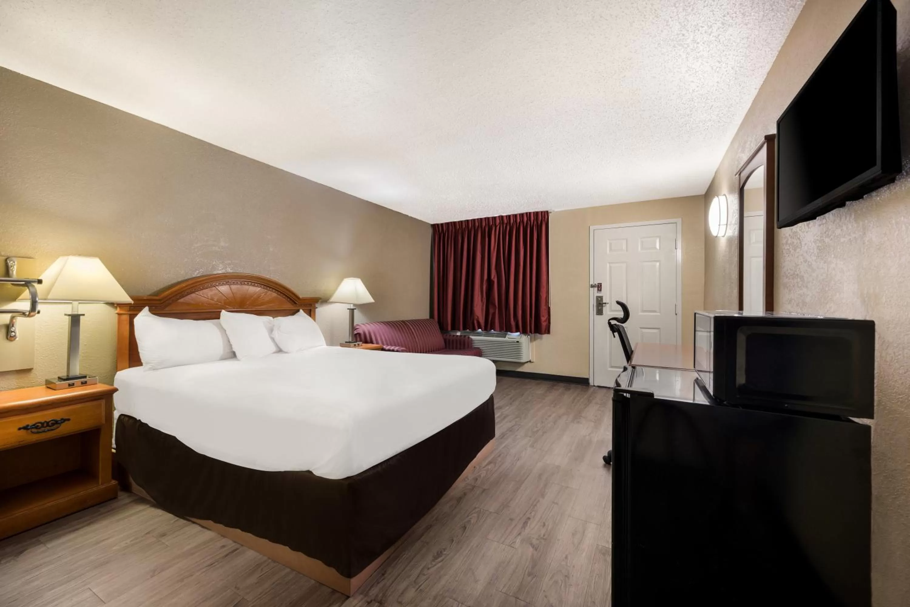 Queen Room - Disability Access in Knights Inn College Station