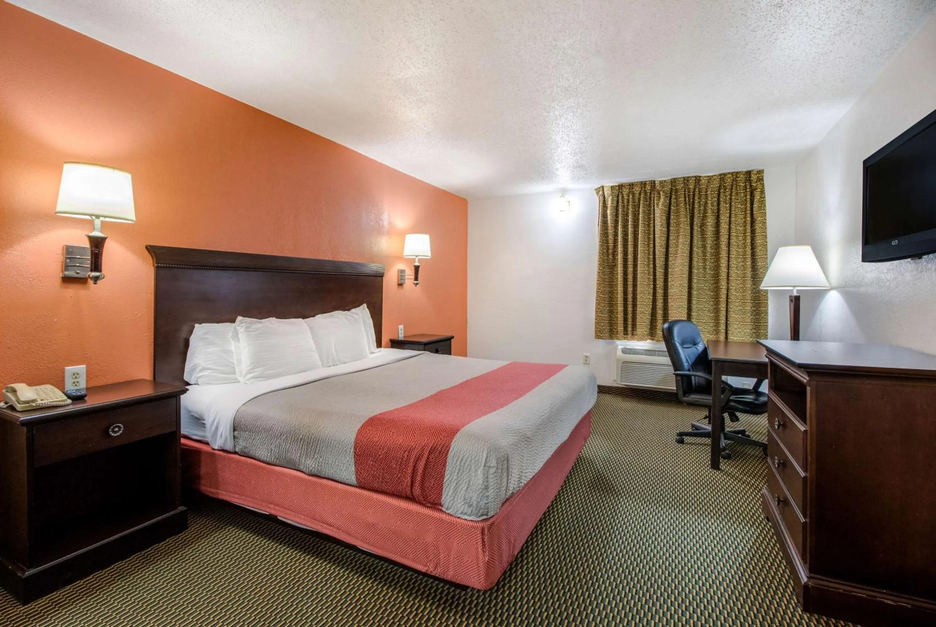 Deluxe King Room - Non-Smoking in Motel 6-Marion, IL