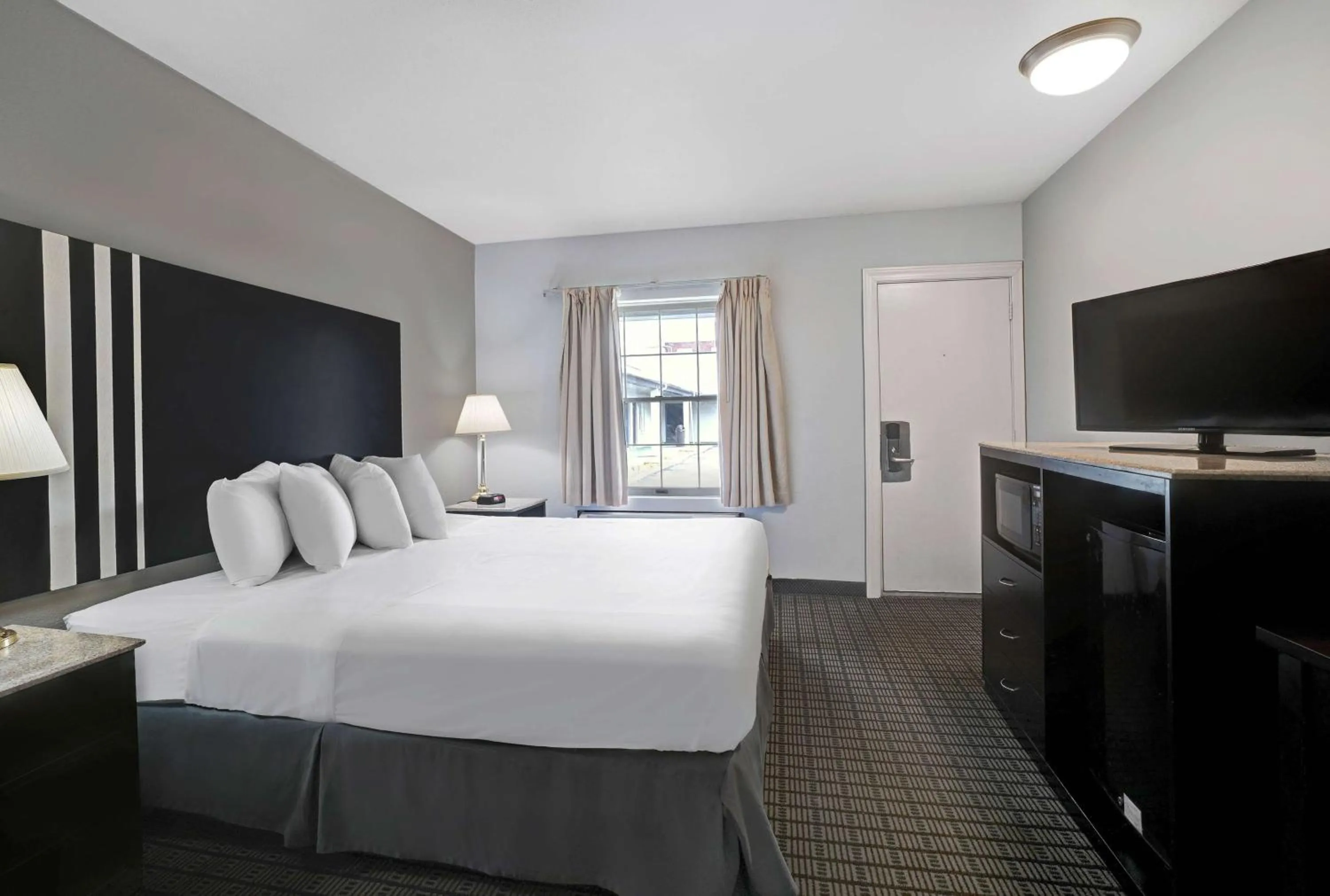 King Room - Disability Access - Non-Smoking in Motel 6 Washington, PA