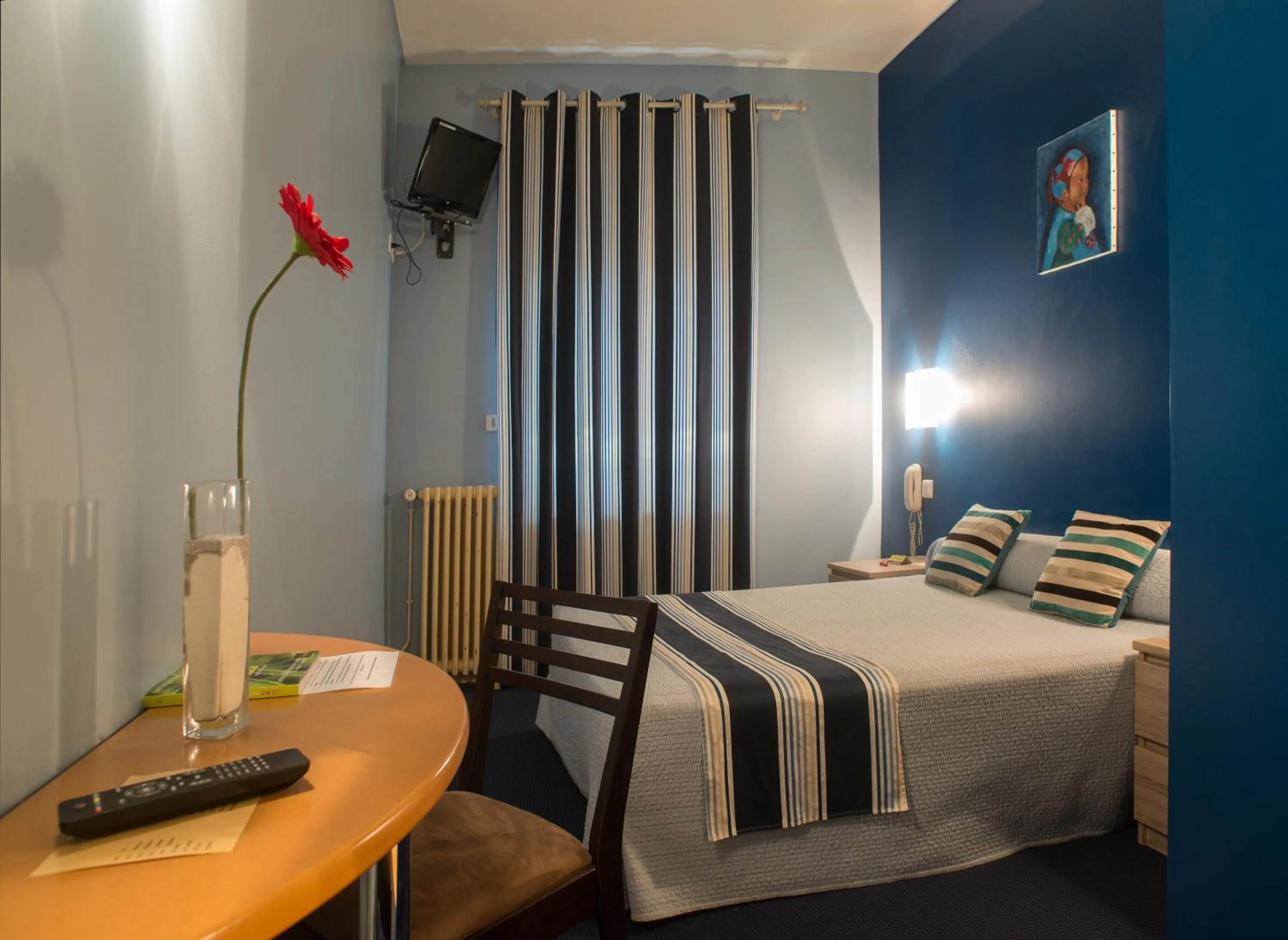 Double Room in Logis Hotel Le Clos Des Oliviers