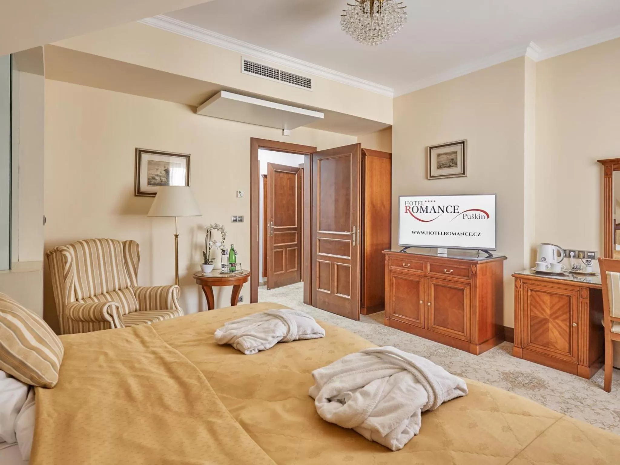 King Suite with Whirlpool Bath and Air conditioning in Hotel Romance