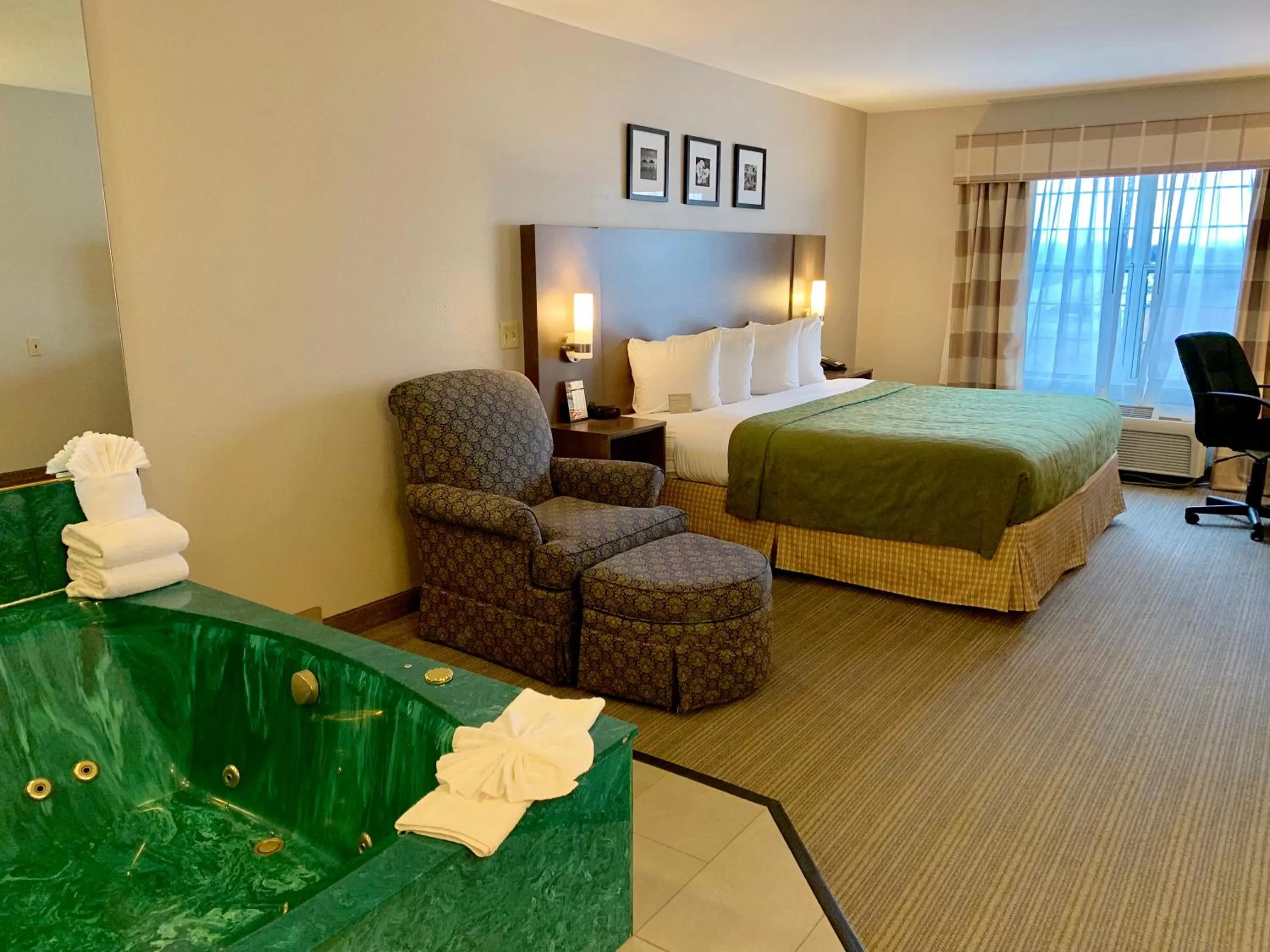 King Suite with Spa Bath - Disability Access/Non-Smoking in Country Inn & Suites by Radisson Kenosha - Pleasant Prairie