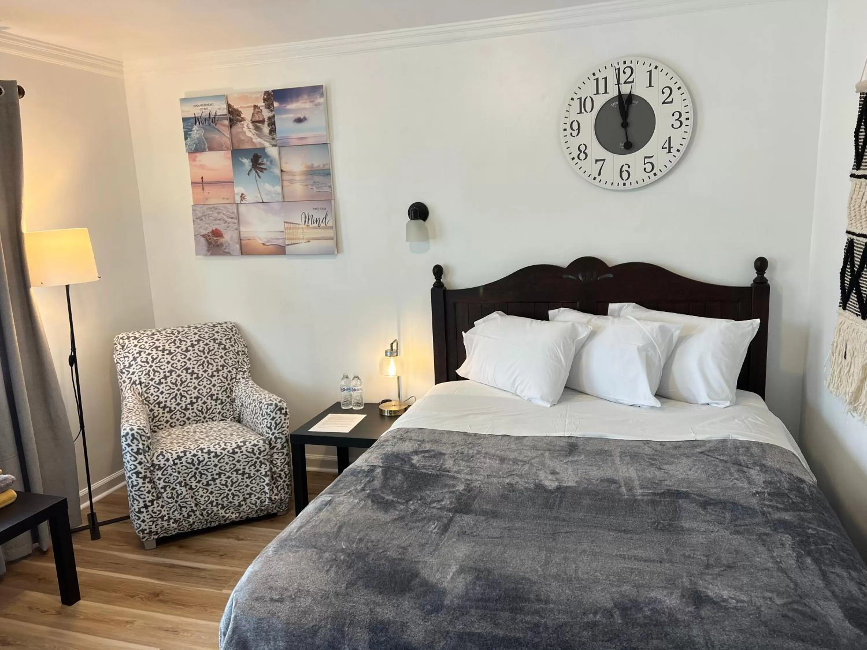 Queen Room in Cobmin Ridge Motel