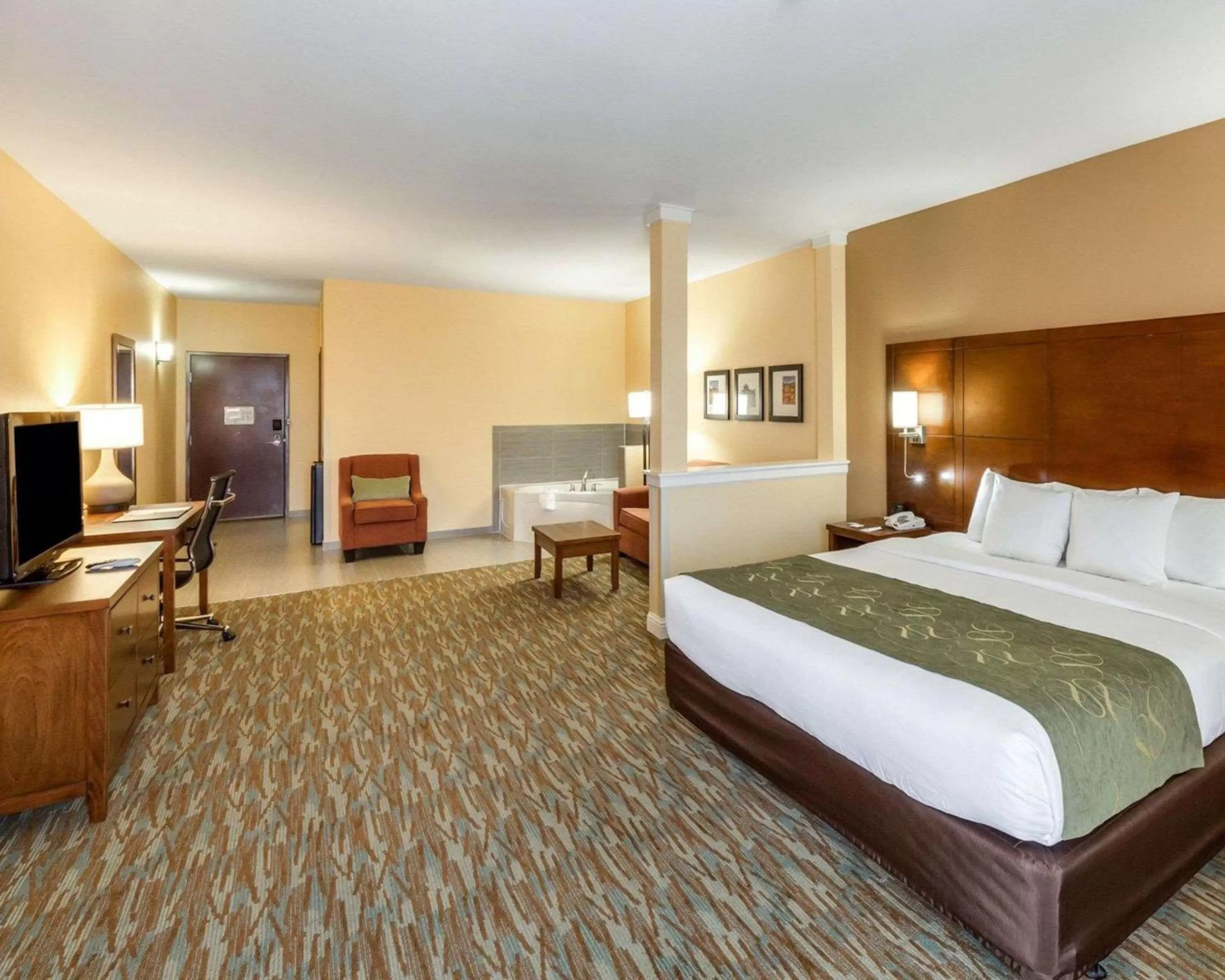 Suite in Comfort Suites Cotulla near I-35