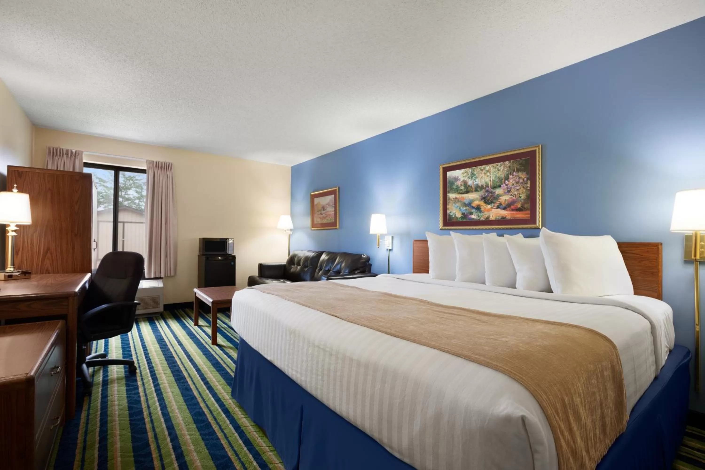 Deluxe King Room - Non-Smoking in Days Inn by Wyndham Fargo - West Acres