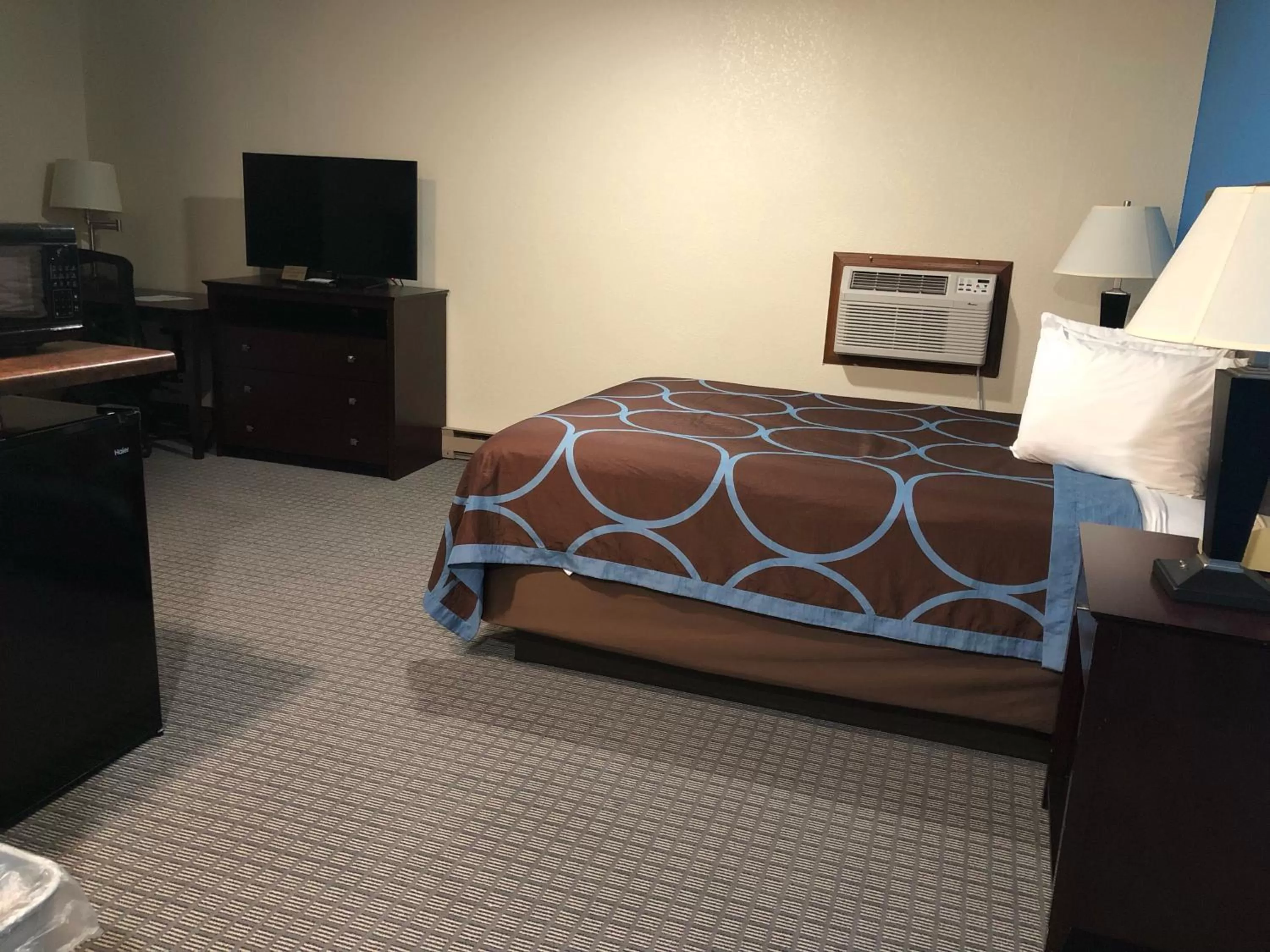 Deluxe Queen Suite in Amerivu Inn & Suites