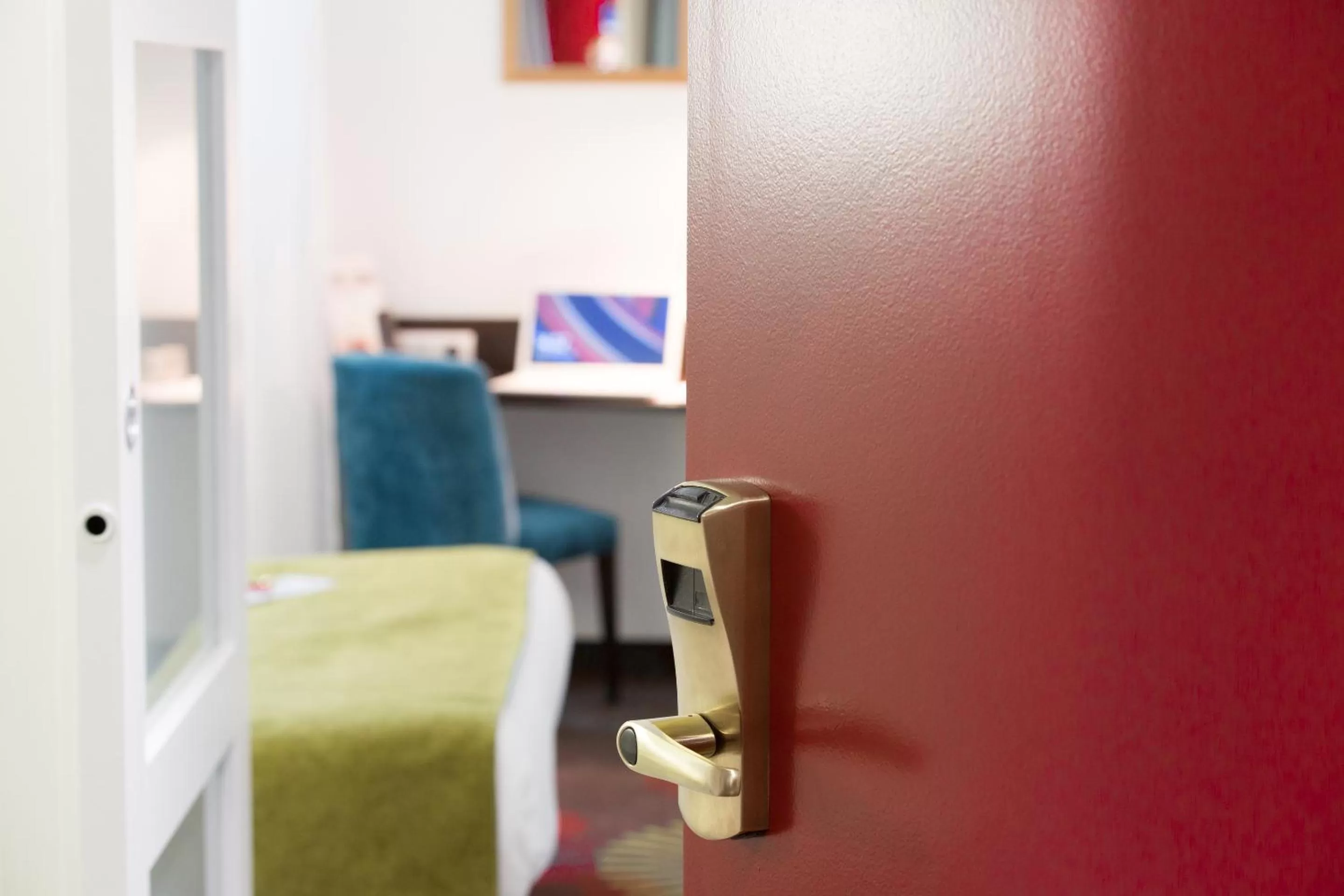 Comfort Queen Room with Bath Tub in Best Western Hotel Le Bordeaux Sud