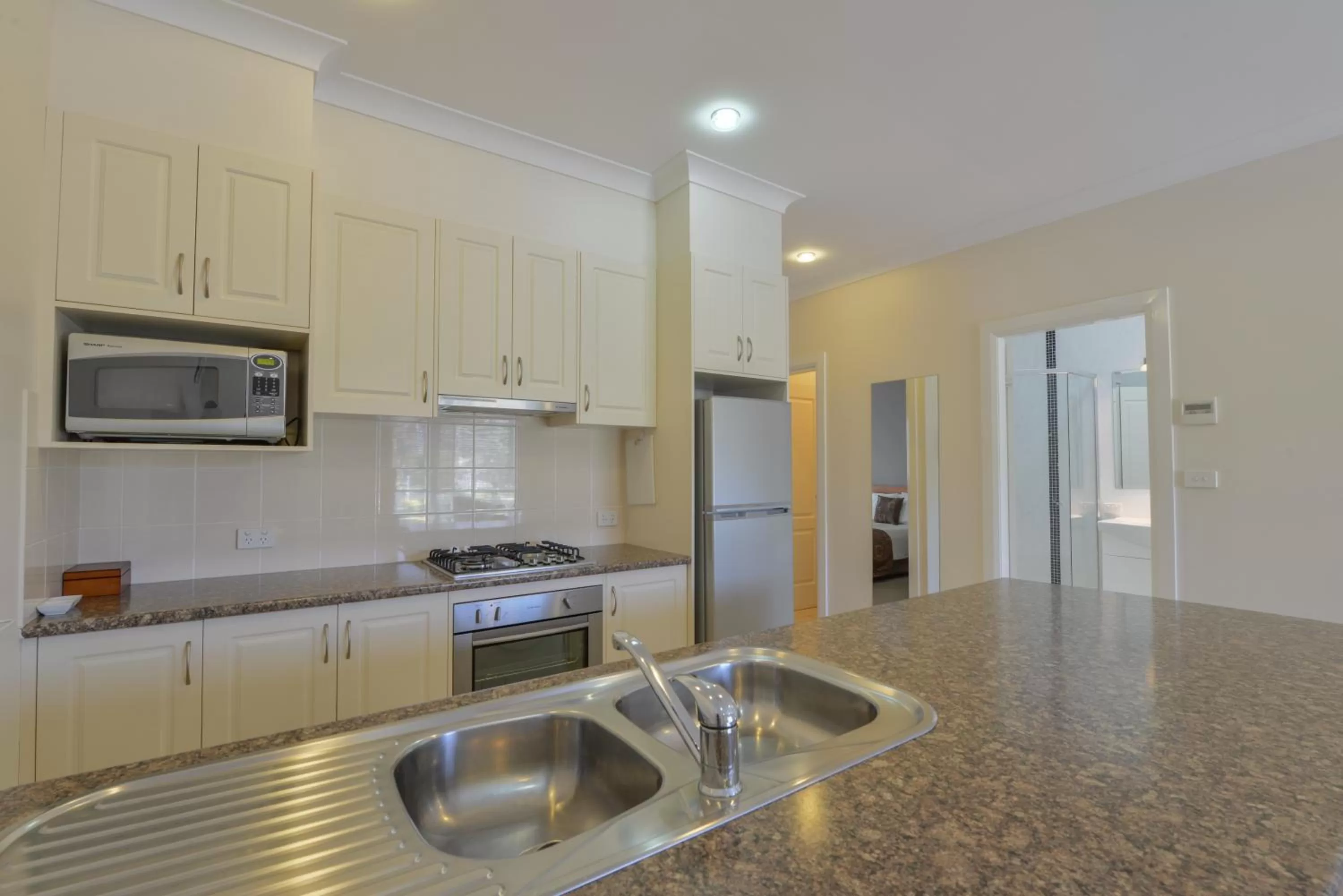 Two-Bedroom Apartment in Cadman Motor Inn and Apartments