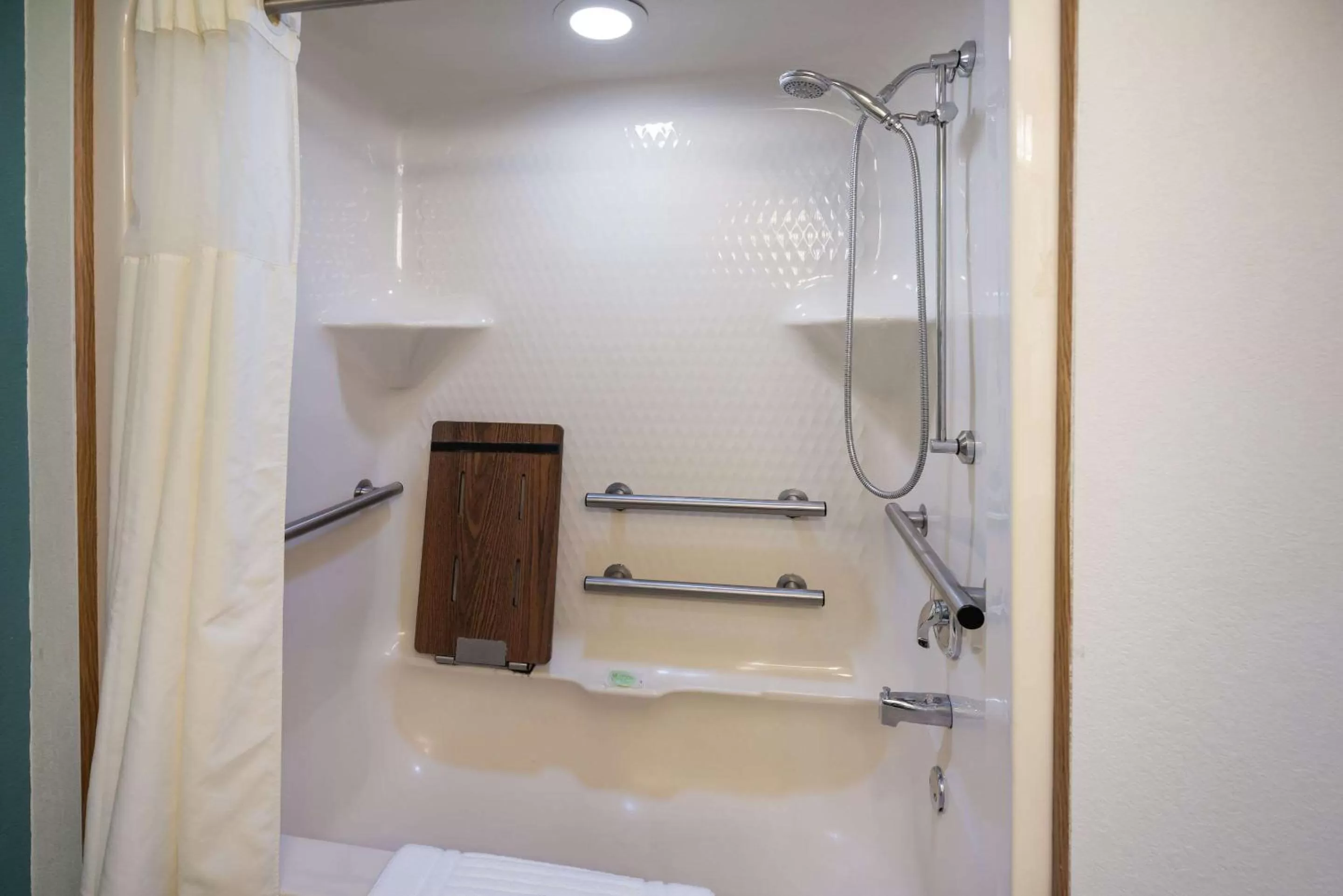 Queen Room with Accessible Tub - Accessible/Non-Smoking in Sleep Inn & Suites Port Clinton